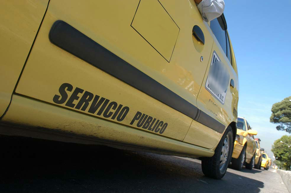 Taxistas en Bogotá marchan en rechazo de medida que pone fin a los taxímetros