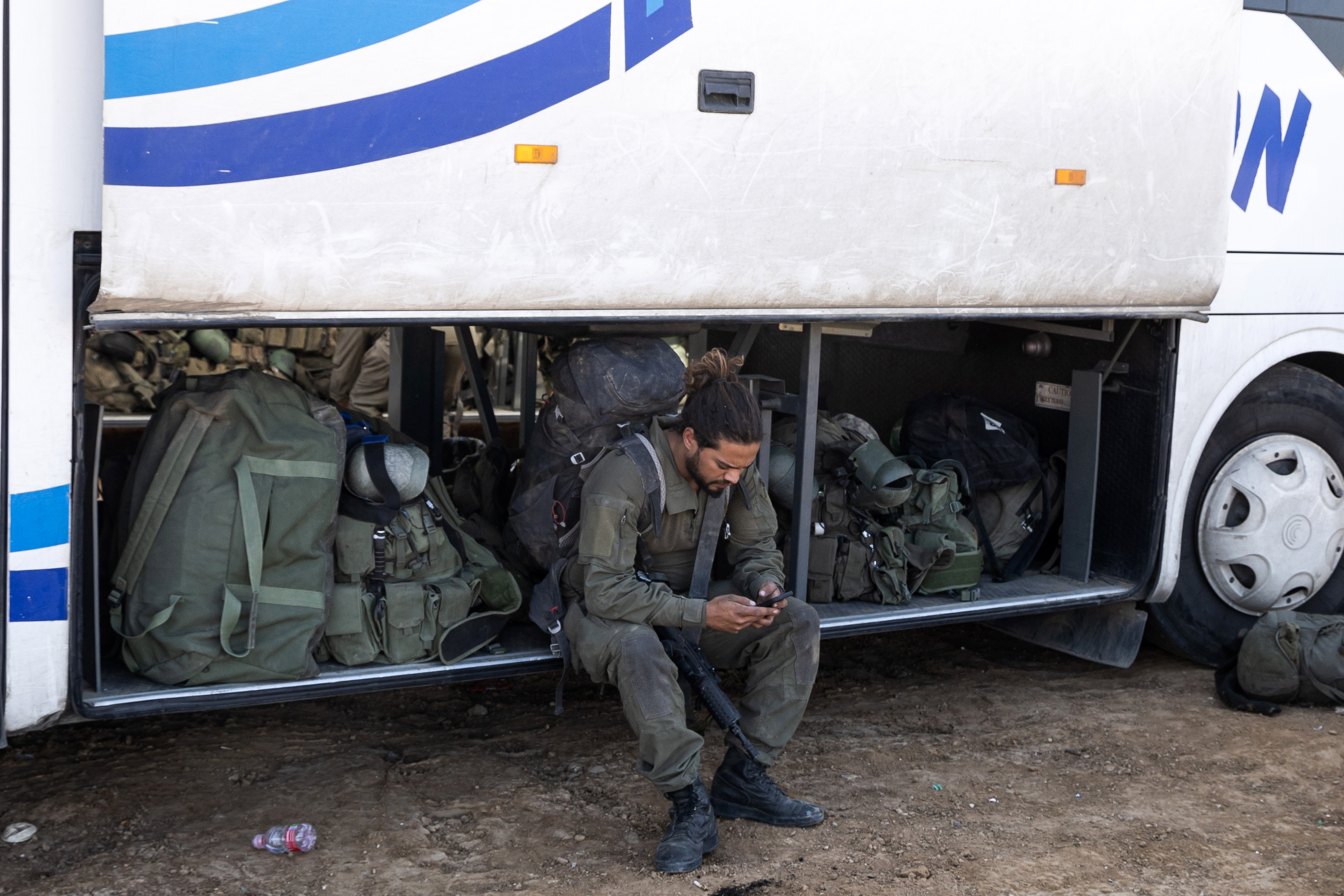 Un soldado israelí se prepara para salir en la frontera con la Franja de Gaza, en el sur de Israel, el 24 de noviembre de 2023.