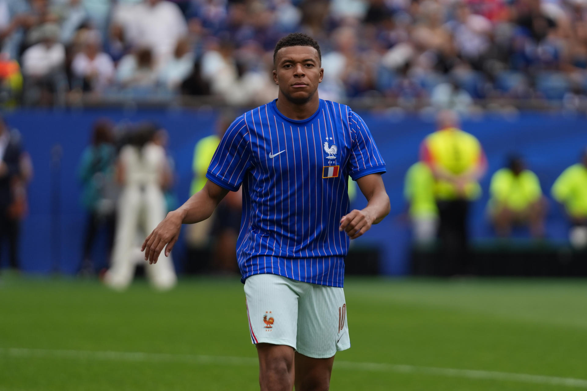 BOSTON, 26/06/2026.- El delantero de Francia Kylian Mbappé calienta antes de comenzar el partido de la fase de grupos del Mundial 2026 que las selecciones nacionales de fútbol de Noruega y Francia disputan este viernes en el Boston Stadium. EFE/Octavio Guzmán

