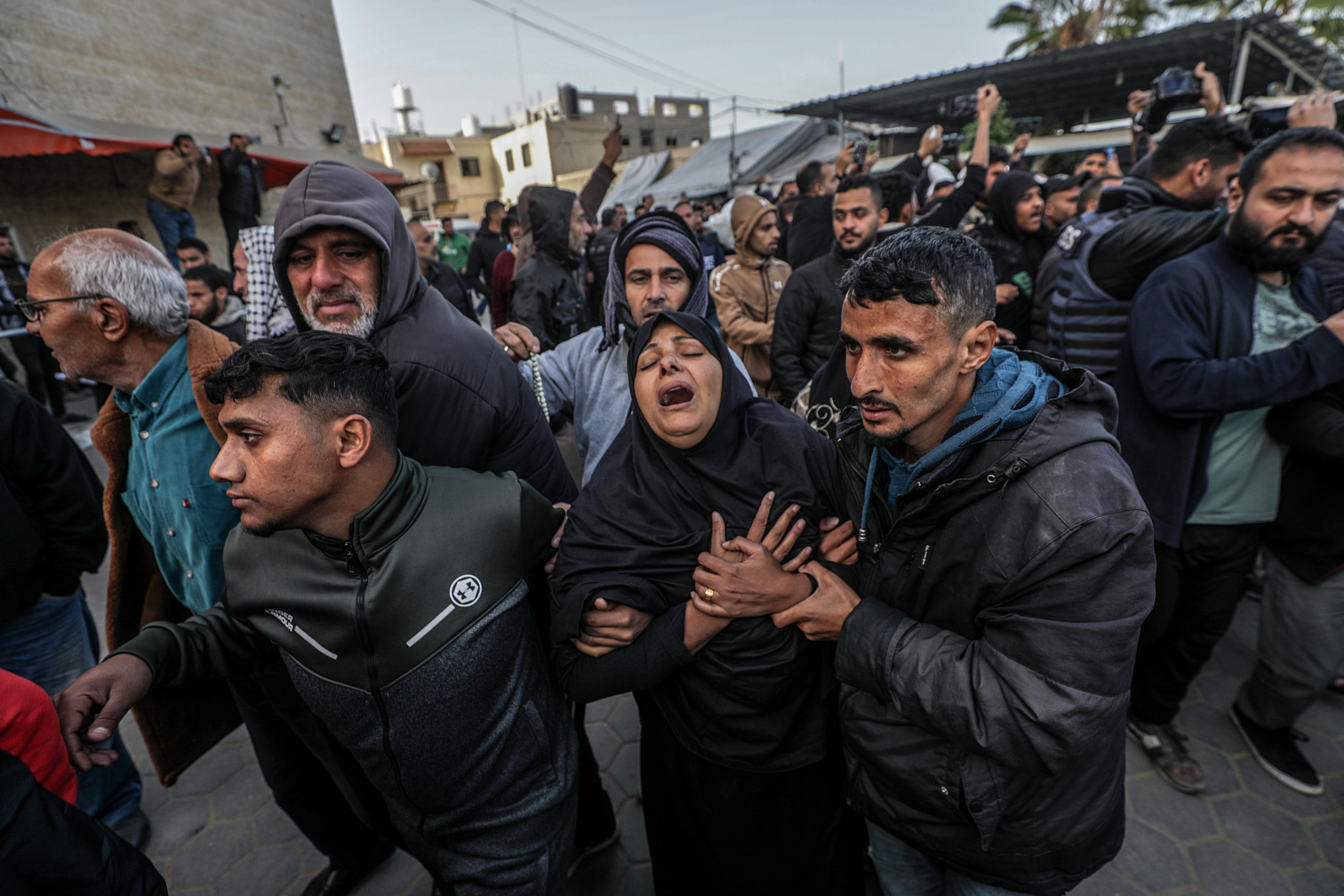 Deir Al Balah (-), 26/12/2024.- Mourners react during the funeral of Palestinian journalists killed in an overnight Israeli airstrike in Al Nuseirat refugee camp, at Al Aqsa Martyrs Hospital in Deir Al Balah, central Gaza Strip, 26 December 2024. According to the Government Media Office (GMO) in Gaza, five journalists from the 'Al-Quds Today' TV satellite channel were killed after an overnight Israeli airstrike hit their vehicle in Al Nuseirat camp, central Gaza. More than 45,000 Palestinians and over 1,400 Israelis have been killed, according to the Palestinian Health Ministry and the Israeli Army, since Hamas militants launched an attack against Israel from the Gaza Strip on 07 October 2023, and the Israeli operations in Gaza and the West Bank which followed it. EFE/EPA/MOHAMMED SABER