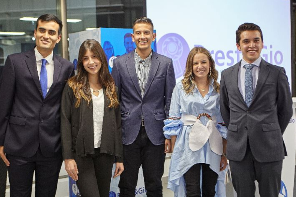 Luis Alejandro Calderón, Universidad de los Andes; Melissa Zuleta, Escuela de Ingenieros de Antioquia; Juan Felipe Arbeláez, Universidad EAFIT; Daniela Abisambra, Universidad de los Andes y David Cuervo, Universidad Nacional de Colombia.CortesíaEn esta ocasión los becados, que actualmente trabajan en las áreas Logística, Ventas, Finanzas y Mercadeo son David Cuervo, Universidad Nacional de Colombia; Juan Felipe Arbeláez, Universidad EAFIT; Melissa Zuleta, Escuela de Ingenieros de Antioquia; Luis Alejandro Calderón, Universidad de los Andes y Daniela Abisambra, Universidad de los Andes.