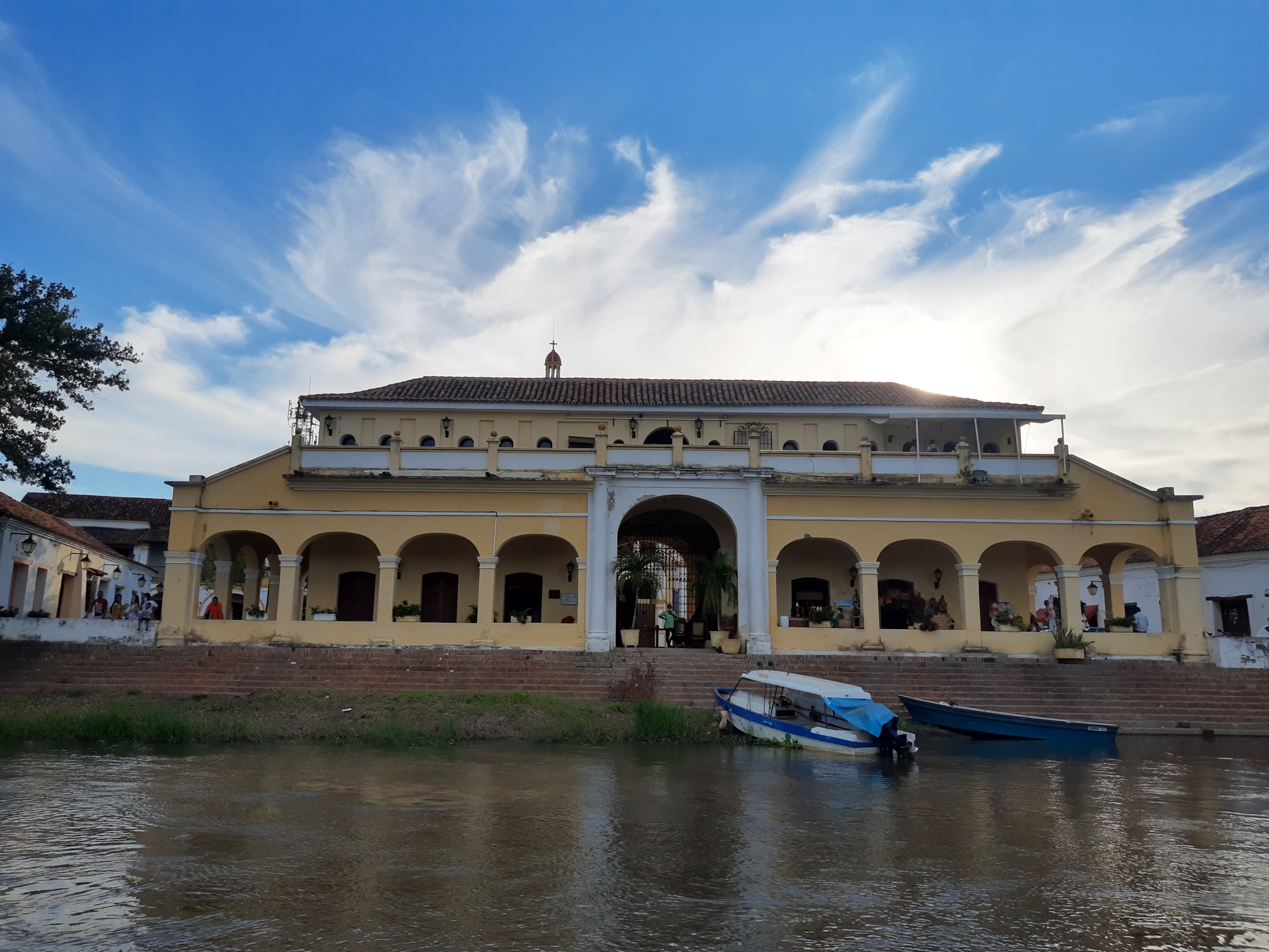 La Depresión Momposina es toda una región, un vasto complejo cenagoso, una isla atravesada por varios caños, ciénagas, brazos y ríos.