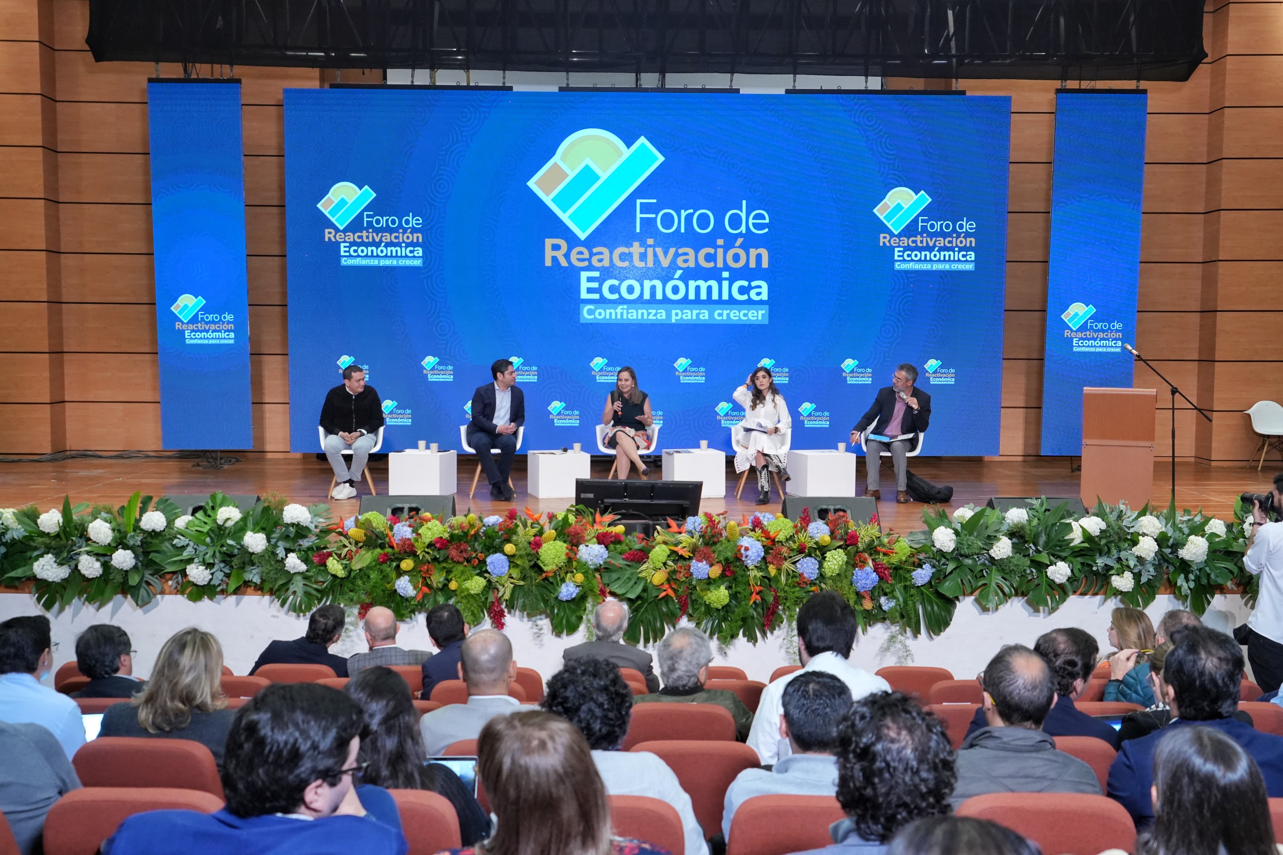 (De izq. a der.) El vicepresidente de Asobancaria, Carlos Alberto Ruiz; el presidente ejecutivo de Camacol, 
Guillermo Herrera; la ministra de Vivienda, Helga María Rivas Ardila y la presidenta del Fondo Nacional Ahorro, Laura Milena Roa.