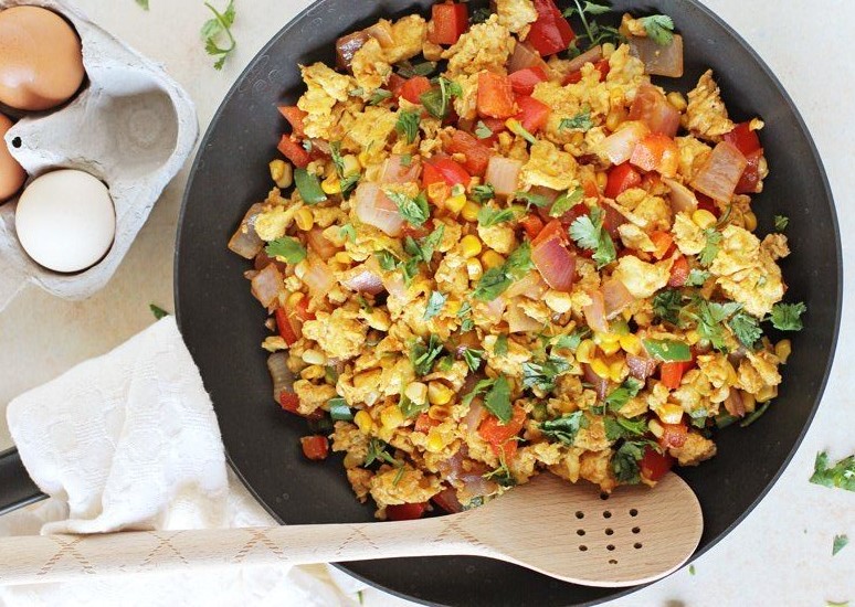 Añade espinacas, tomates, pimientos y otras verduras a tu tortilla de huevo para un desayuno lleno de nutrientes.