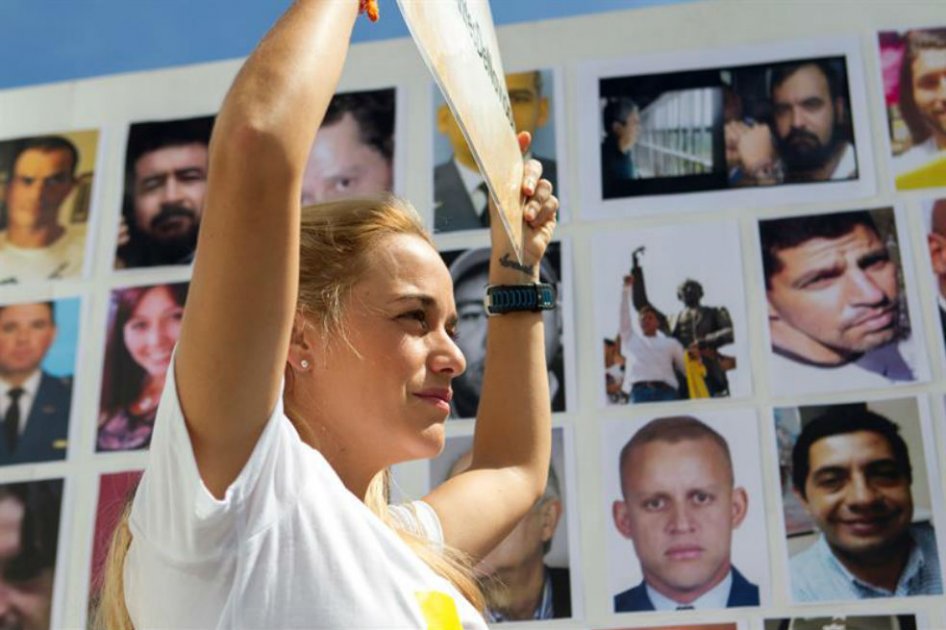 Lilian Tintori en Bogotá recolectando medicinas para llevar a Venezuela