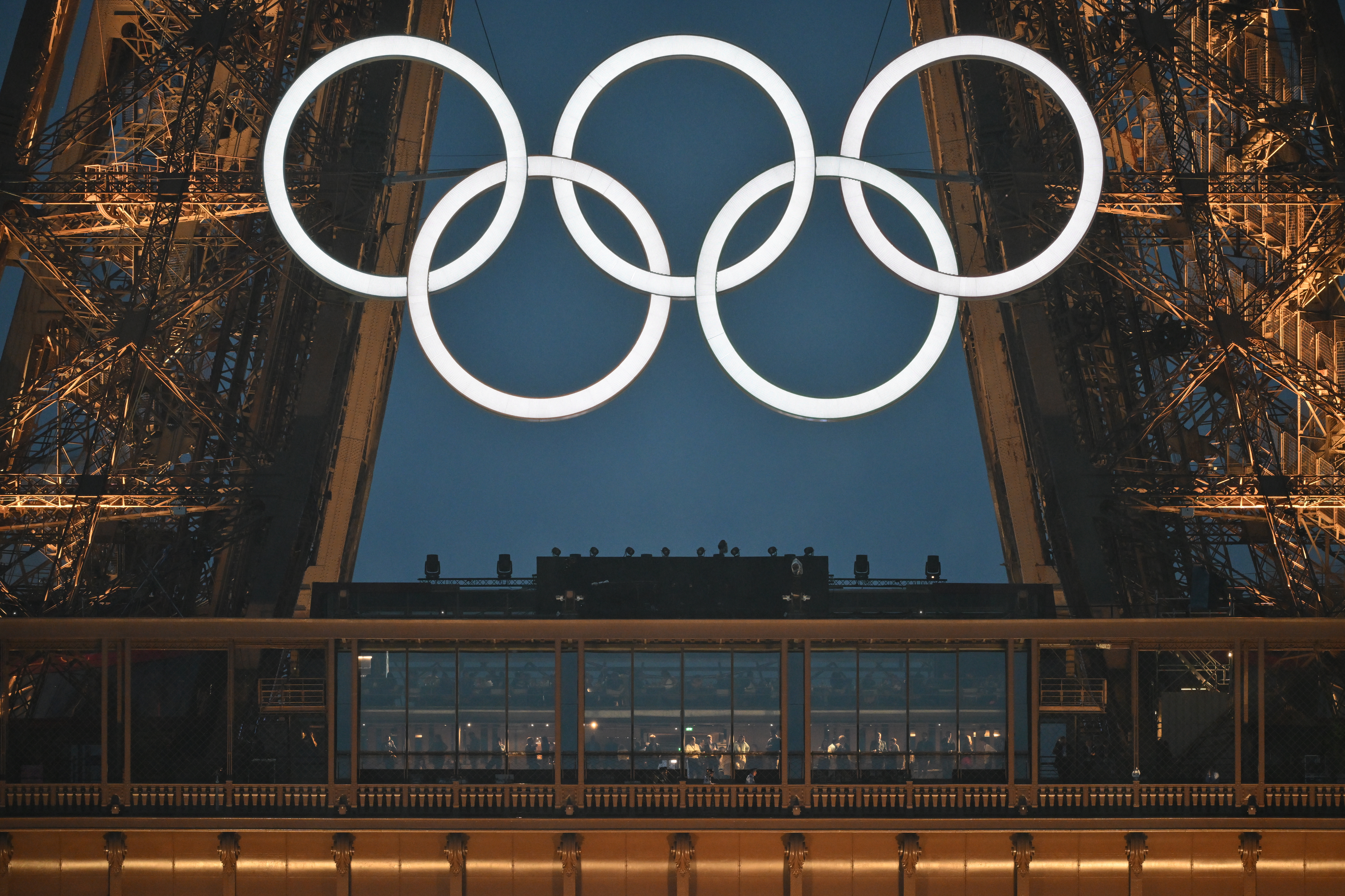 PARÍS (FRANCIA), 26/07/2024.- Vista de los aros olímpicos en la Torre Eiffel desde la Plaza del Trocadero durante la ceremonia de inauguración de los Juegos Olímpicos de París 2024, este viernes en la capital francesa. EFE/Joel Marklund POOL