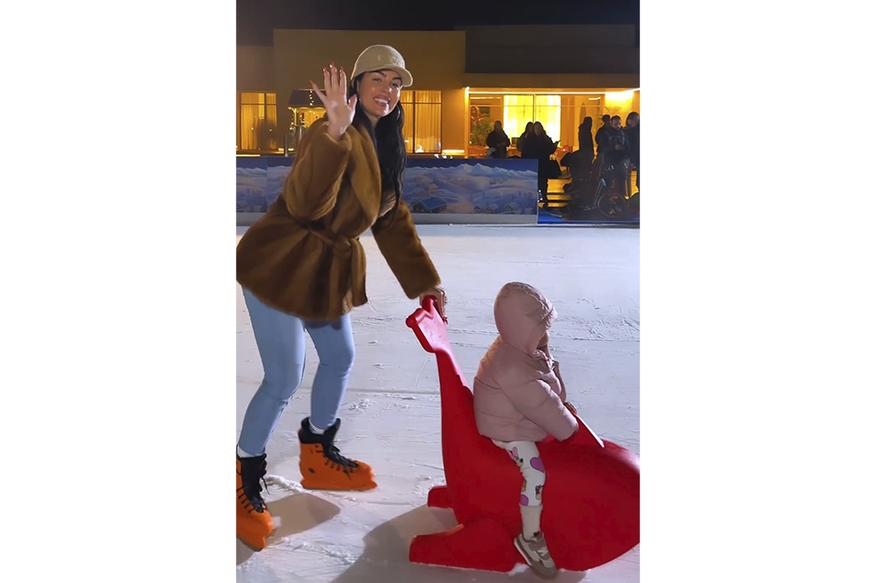 Georgina y Cristiano y su extravagante Navidad en casa. Pista de hielo y más lujos