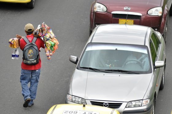 Desocupación en julio cae levemente a 9,3%