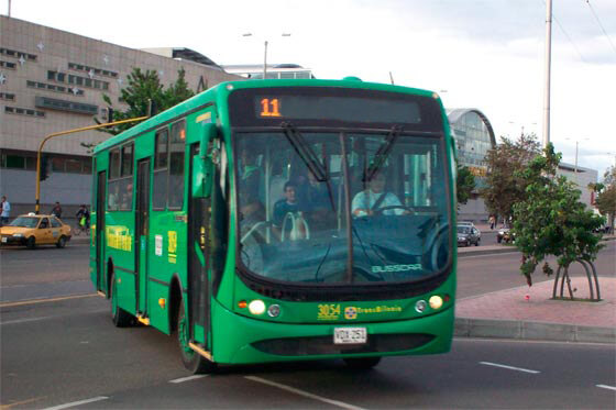Hieren a dos pasajeros tras atraco masivo en bus alimentador de Transmilenio