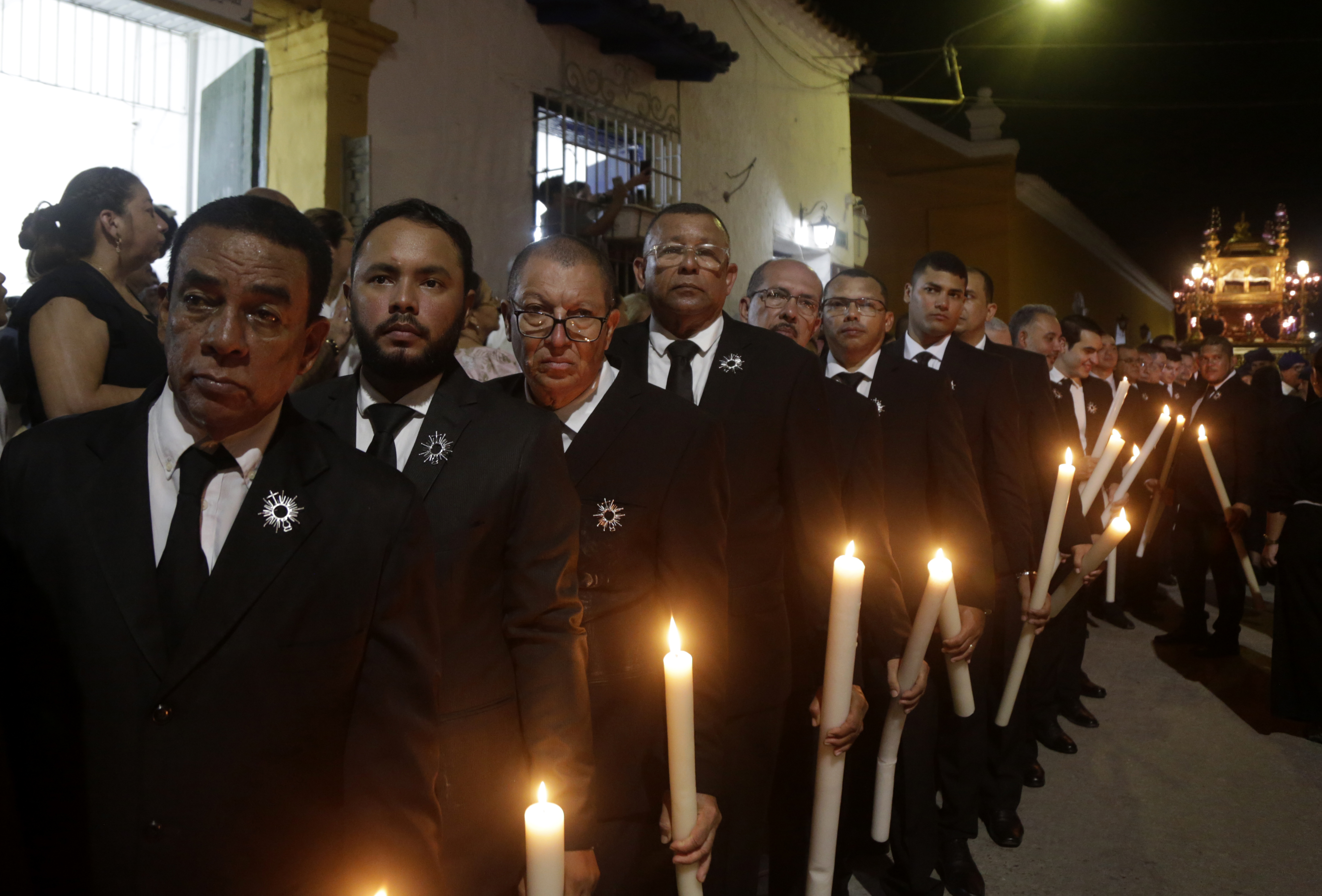 SAN400. SANTA CRUZ DE MOMPOX (COLOMBIA), 30/03/2024.- Habitantes y turistas conmemoran el Viernes Santo con la procesión del Santo Sepulcro, acompañados por una imagen de la virgen, los caballeros de Jesucristo, las mujeres alumbradoras y los nazarenos de Santa Cruz, este viernes, en Mompox (Colombia). La procesión que transita acompañada por una banda de música de luto recorre las calles del centro histórico de este pueblo que fue declarado por Unesco en 1995 como patrimonio de la humanidad. EFE/Ricardo Maldonado Rozo