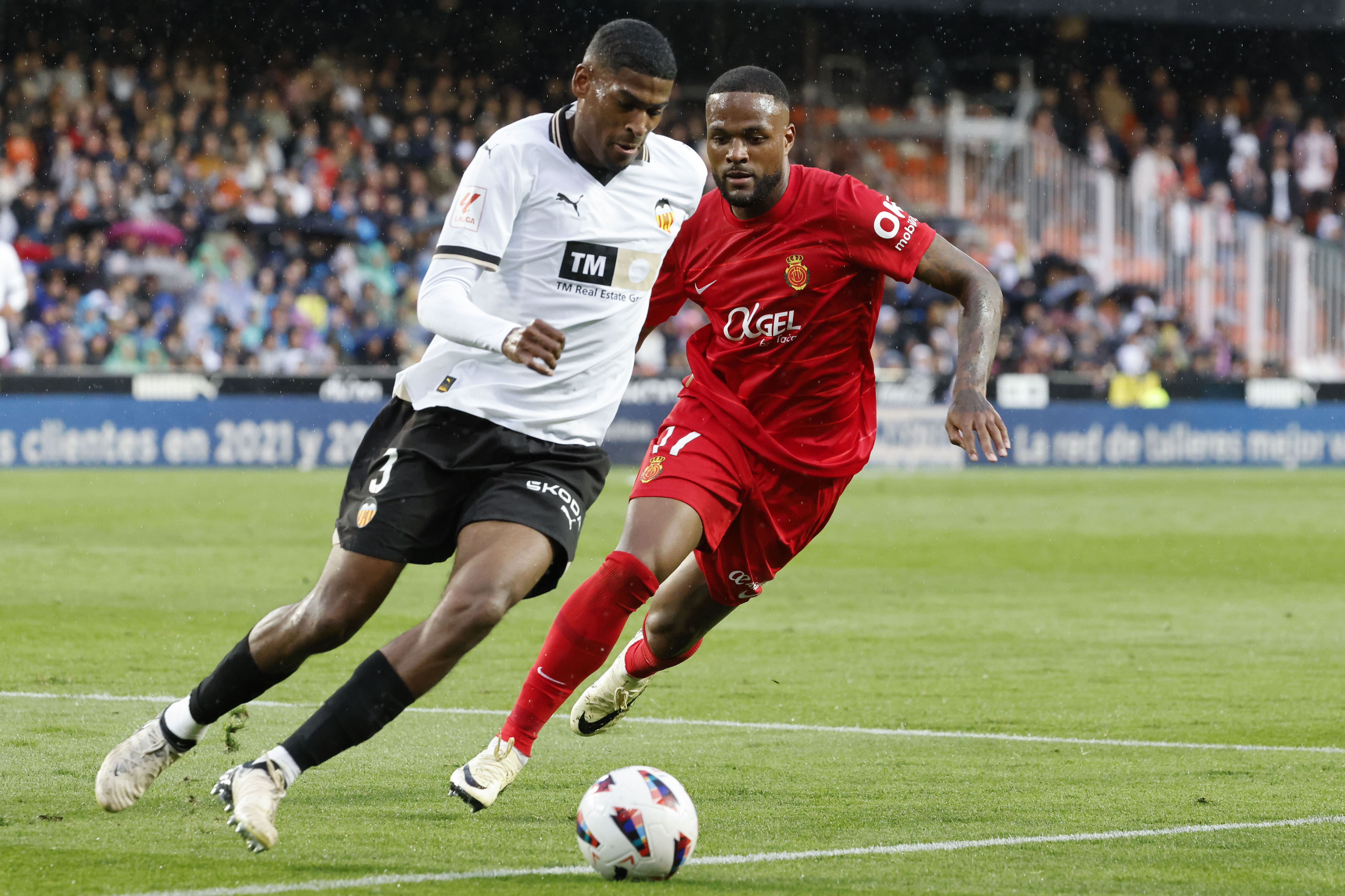 VALENCIA, 30/03/2024.- El delantero del RCD Mallorca Cyle Larin (d) se escapa de Cristhian Mosquera, del Valencia CF, durante el partido de la jornada 30 de LaLiga que Valencia CF y RCD Mallorca disputan este sábado en el estadio de Mestalla, en Valencia. EFE/ Ana Escobar