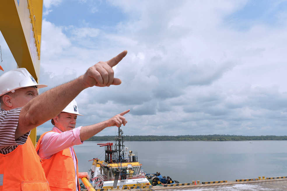 Santos-Uribe: ahora ‘agarrados’ por las concesiones viales