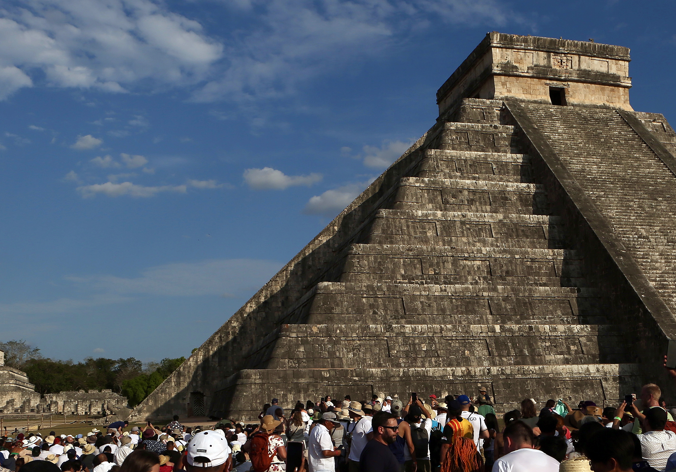 MEX2536. MÉRIDA (MÉXICO), 21/03/2024.- Fotografía de la pirámide Kukulcán durante el fenómeno de luz y sombra este jueves, en la zona arqueológica de Chichen Itza en la ciudad de Mérida, Yucatán (México). Más de 68.000 personas visitaron distintas zonas arqueológicas de México con motivo de la entrada de la primavera, siendo Chichén Itzá, una de las maravillas del mundo, la de mayor afluencia, informó este jueves el Instituto Nacional de Antropología e Historia (INAH). EFE/Lorenzo Hernández