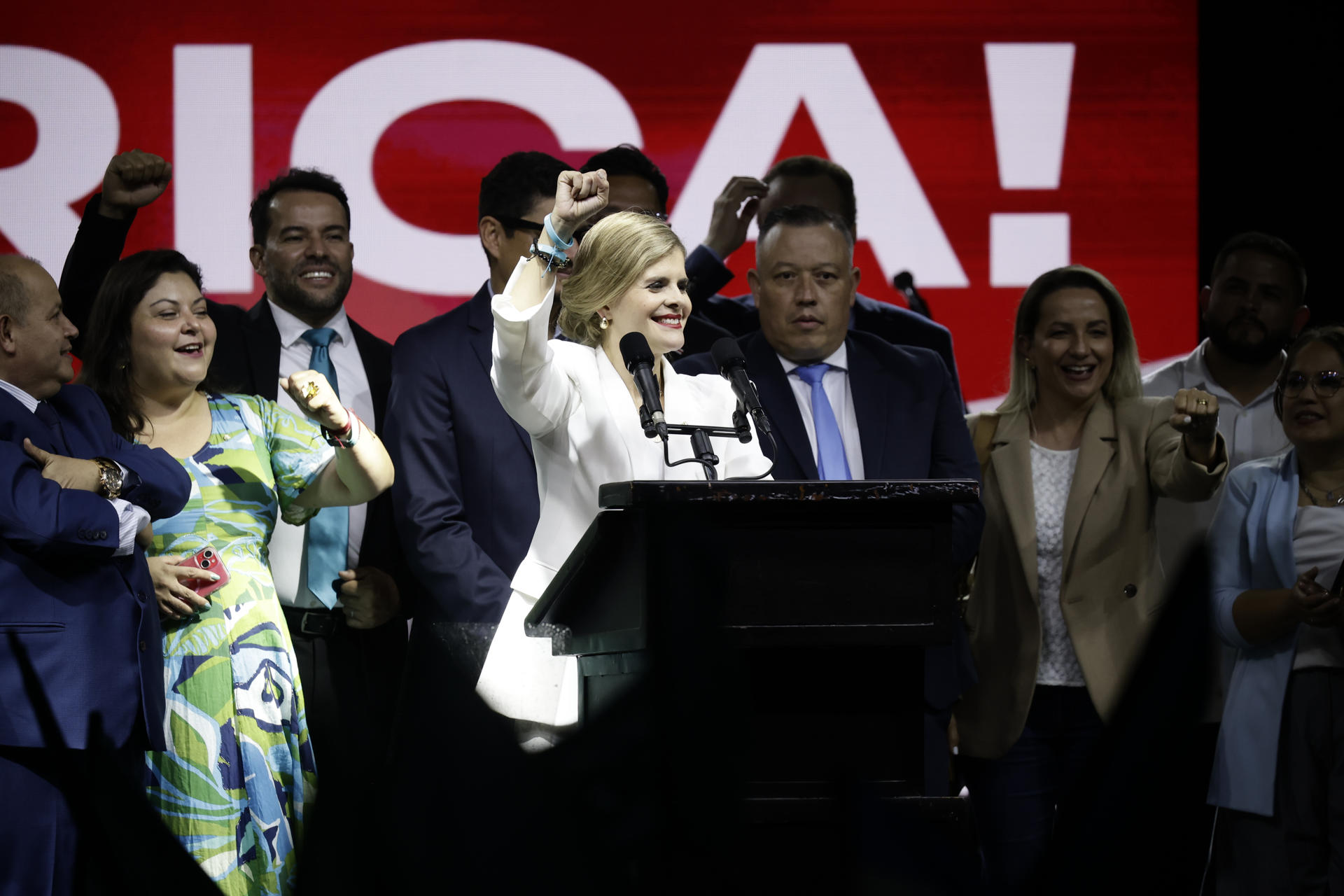 AME1055. SAN JOSÉ (COSTA RICA), 02/02/2026.- La candidata derechista del Partido Pueblo Soberano Laura Fernández celebra este domingo, en San José (Costa Rica). Fernández anunció un "cambio profundo e irreversible" para fundar "la tercera república", y prometió a la oposición que su Gobierno será de "diálogo y conciliación". EFE/ Jeffrey Arguedas