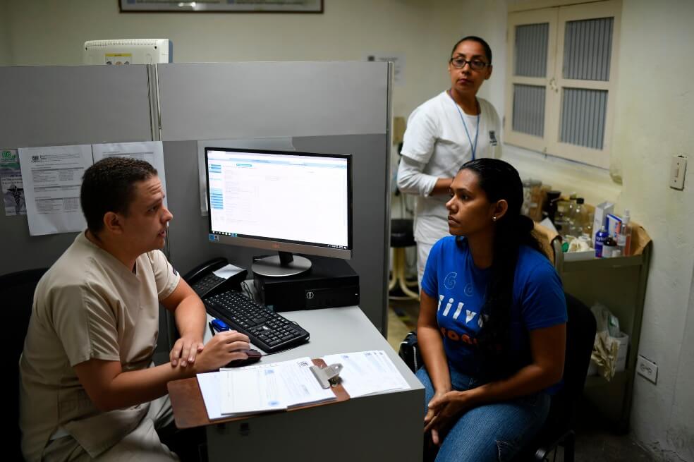 Sin dinero para motel o condones: la crisis de la sexualidad de los jóvenes venezolanos
