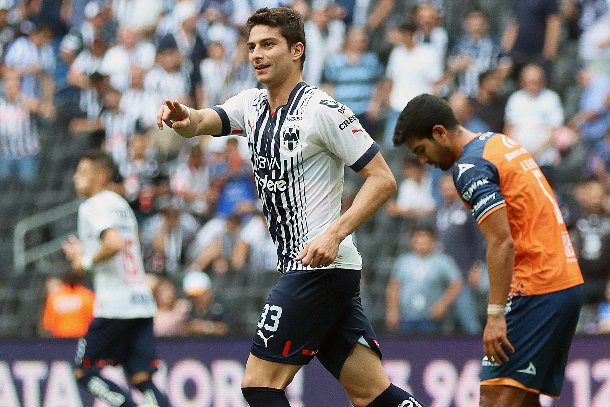 Stefan Medina, figura en la victoria de Monterrey, que sigue de líder en México