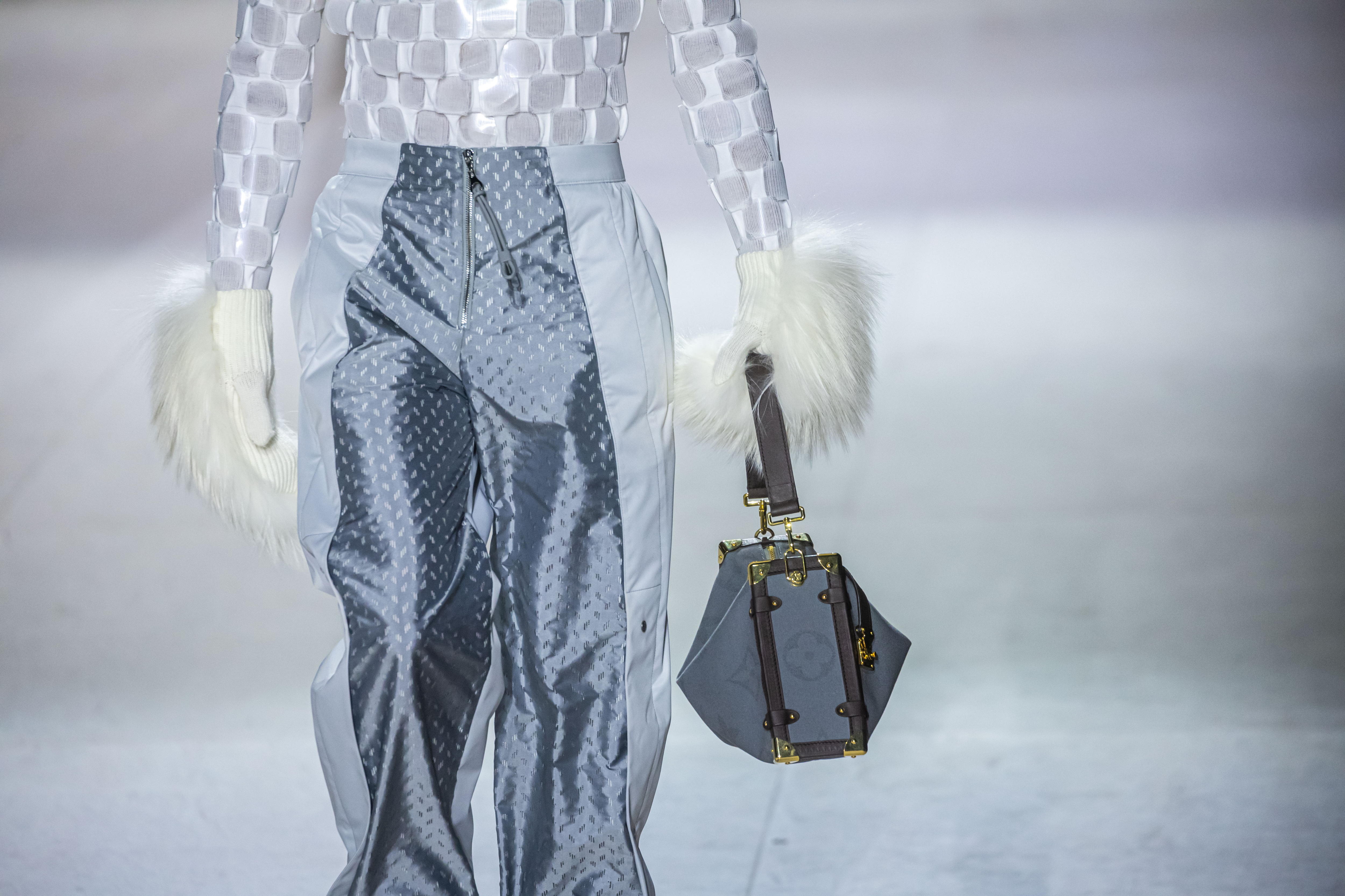 Paris (France), 05/03/2024.- A model presents a creation from the Fall/Winter 2024/2025 Collection by French designer Nicolas Ghesquiere for Louis Vuitton during the Paris Fashion Week, in Paris, France, 05 March 2024. The presentation of the women's collections runs from 25 February to 05 March 2024. (Moda, Francia) EFE/EPA/CHRISTOPHE PETIT TESSON