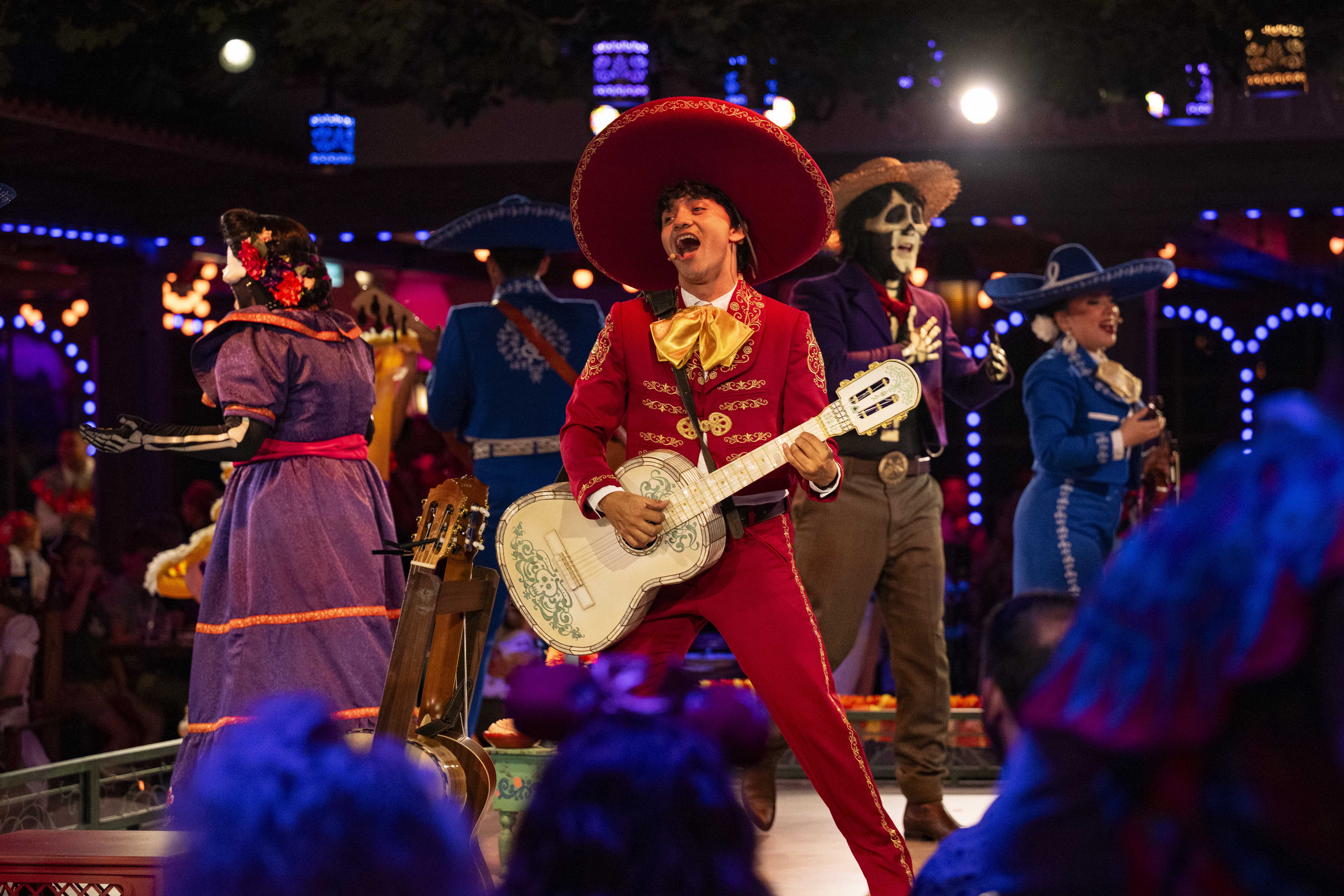 A bordo del Disney Treasure, el barco más nuevo de Disney Cruise Line, la vibrante ciudad de Santa Cecilia despierta en Plaza De Coco, la primera experiencia gastronómica teatral inspirada en la película de Disney y Pixar, “Coco”.