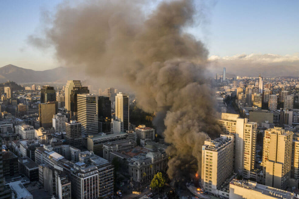 Chile arde en primer día sin militares en la calle y tras cambio de gabinete