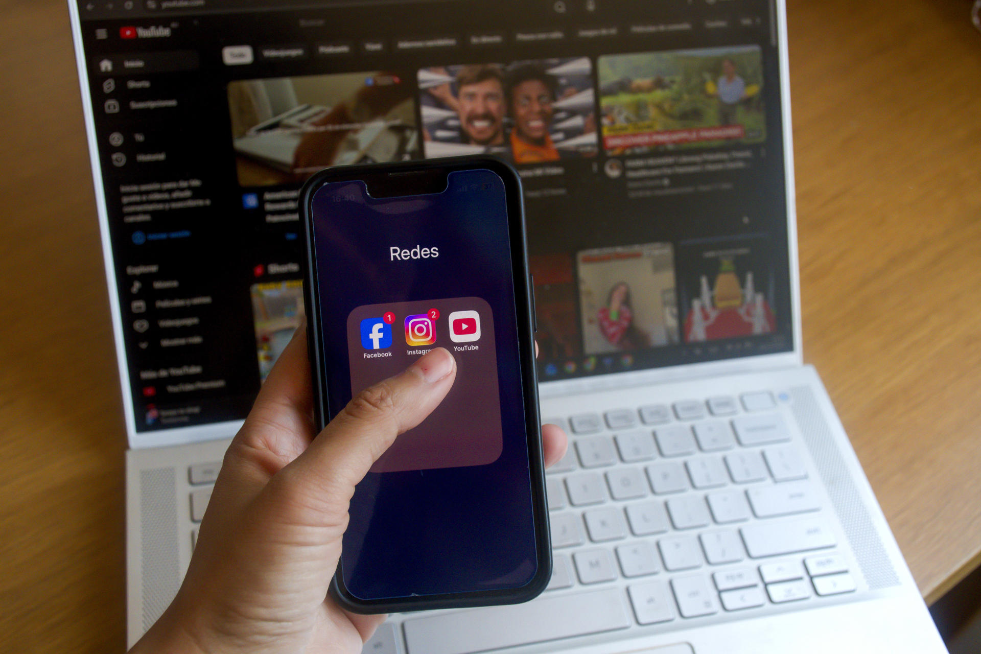 Francia echa para atrás la prohibición de redes sociales en menores de 15 años