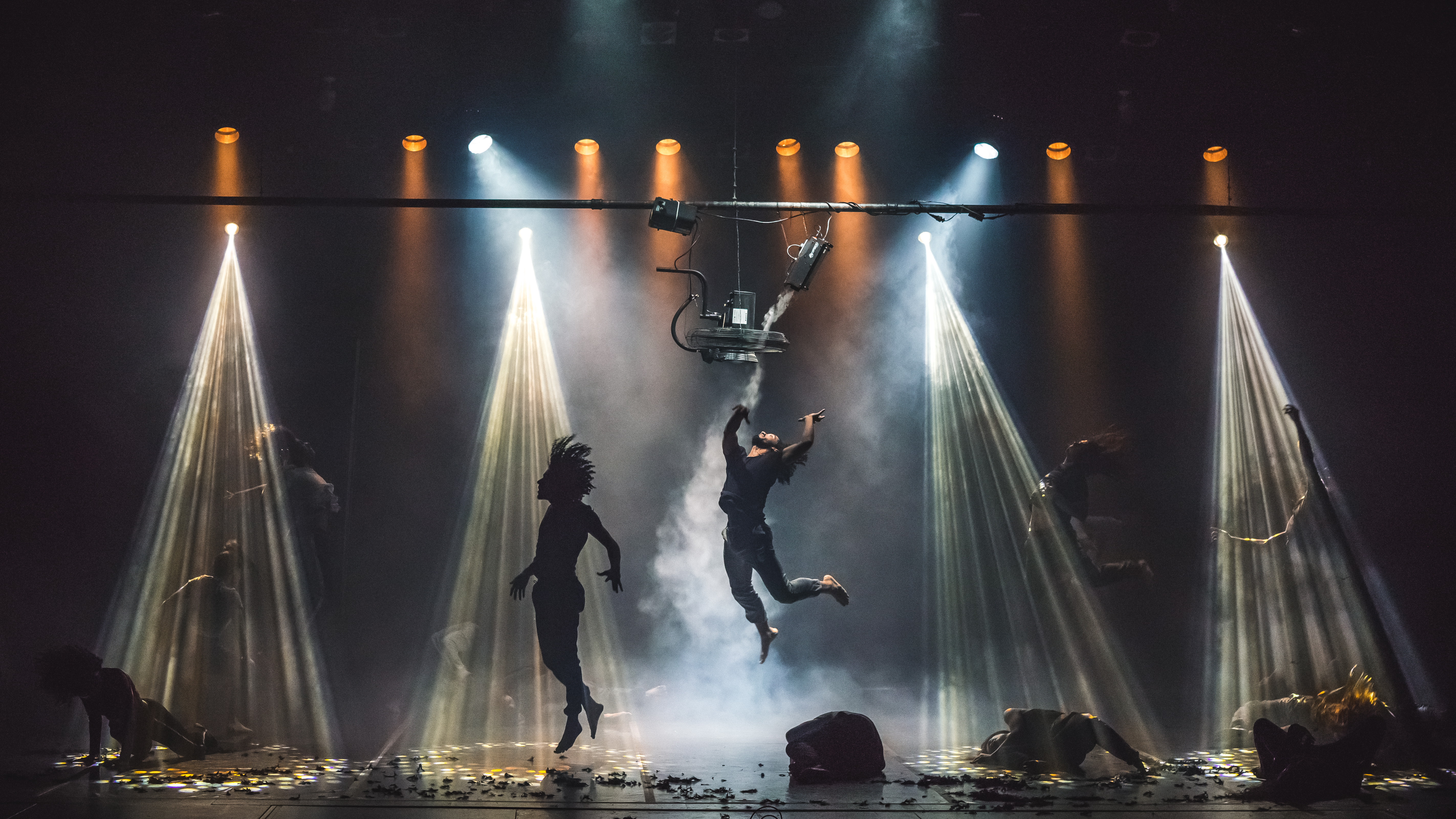 “La cura”, con coreografía de Julio César Iglesias Ungo, reflexiona alrededor del caos, de la necesidad de que el ser humano muera para que vuelva a nacer.