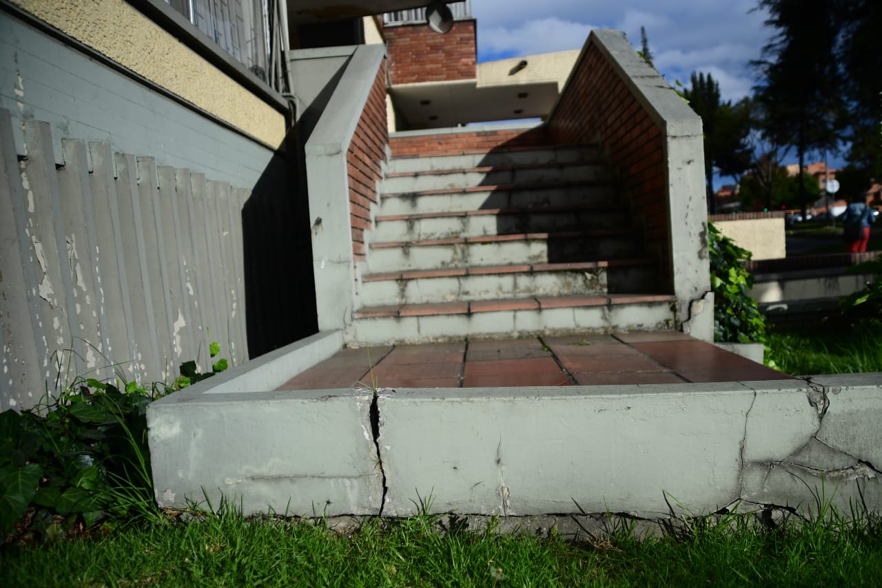 Por lo pronto, el edificio Av. 100 se encuentra deshabitado. La recepción del mismo no solo evidencia la afectación estructural, sino también las señales de su abandono.