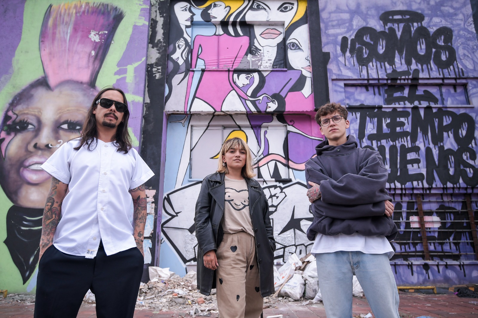 “Hemos tenido que buscar esas ayudas económicas del Estado y por ejemplo, cuando nosotros llegamos a San Felipe, este barrio no tenía ningún mural y nosotros llegamos a pintarlo, y en algún momento llegaron marcas a querer borrarnos, pero no dejamos. Nosotros pensamos que es bueno que el barrio se vuelva comercial, pero no queremos que se prostituya para marcas en cuanto al tema de murales”, agrega Mantilla.