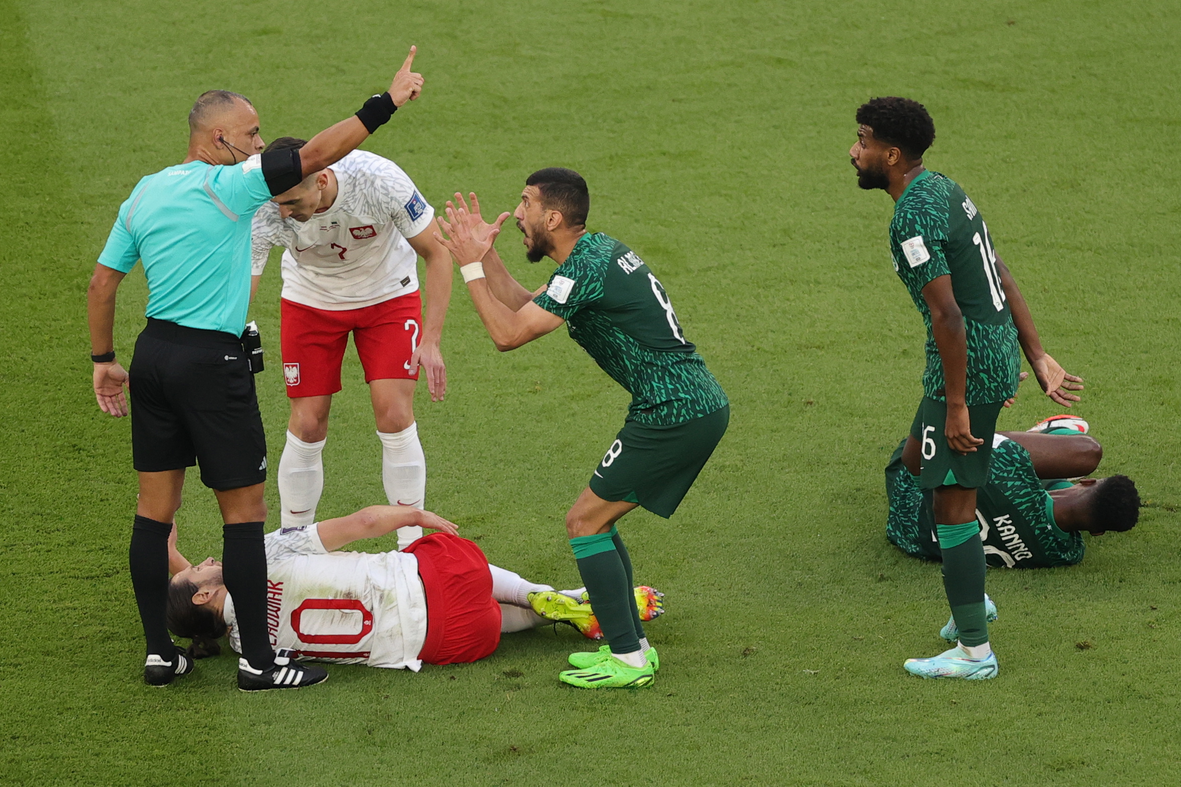Doha (Qatar), 26/11/2022.- Abdulelah Almalki (C) of Saudi Arabia reacts to a decision of Brazilian referee Wilton Pereira Sampaio (L) during the FIFA World Cup 2022 group C soccer match between Poland and Saudi Arabia at Education City Stadium in Doha, Qatar, 26 November 2022. (Mundial de Fútbol, Brasil, Polonia, Arabia Saudita, Catar) EFE/EPA/Friedemann Vogel