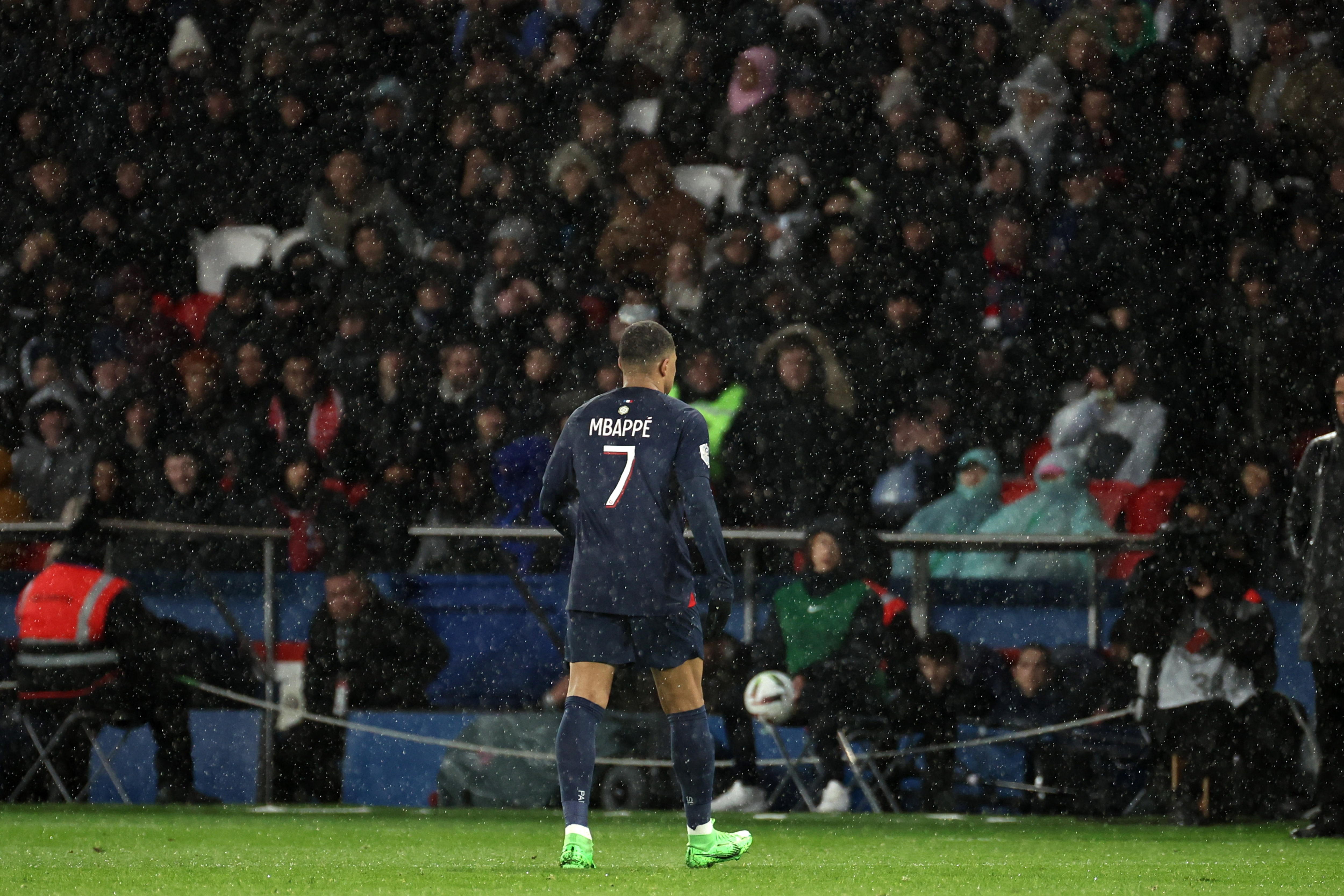 Paris (France), 25/02/2024.- Paris Saint Germain's Kylian Mbappe leaves the pitch after being substituted during the French Ligue 1 soccer match between Paris Saint Germain (PSG) and Rennes in Paris, France, 25 February 2024. (Francia) EFE/EPA/CHRISTOPHE PETIT TESSON
