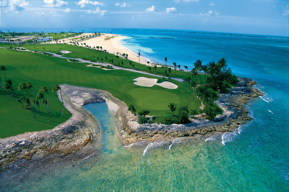 Deporte y playa, disfrute de un torneo virtual de Golf desde las Bahamas