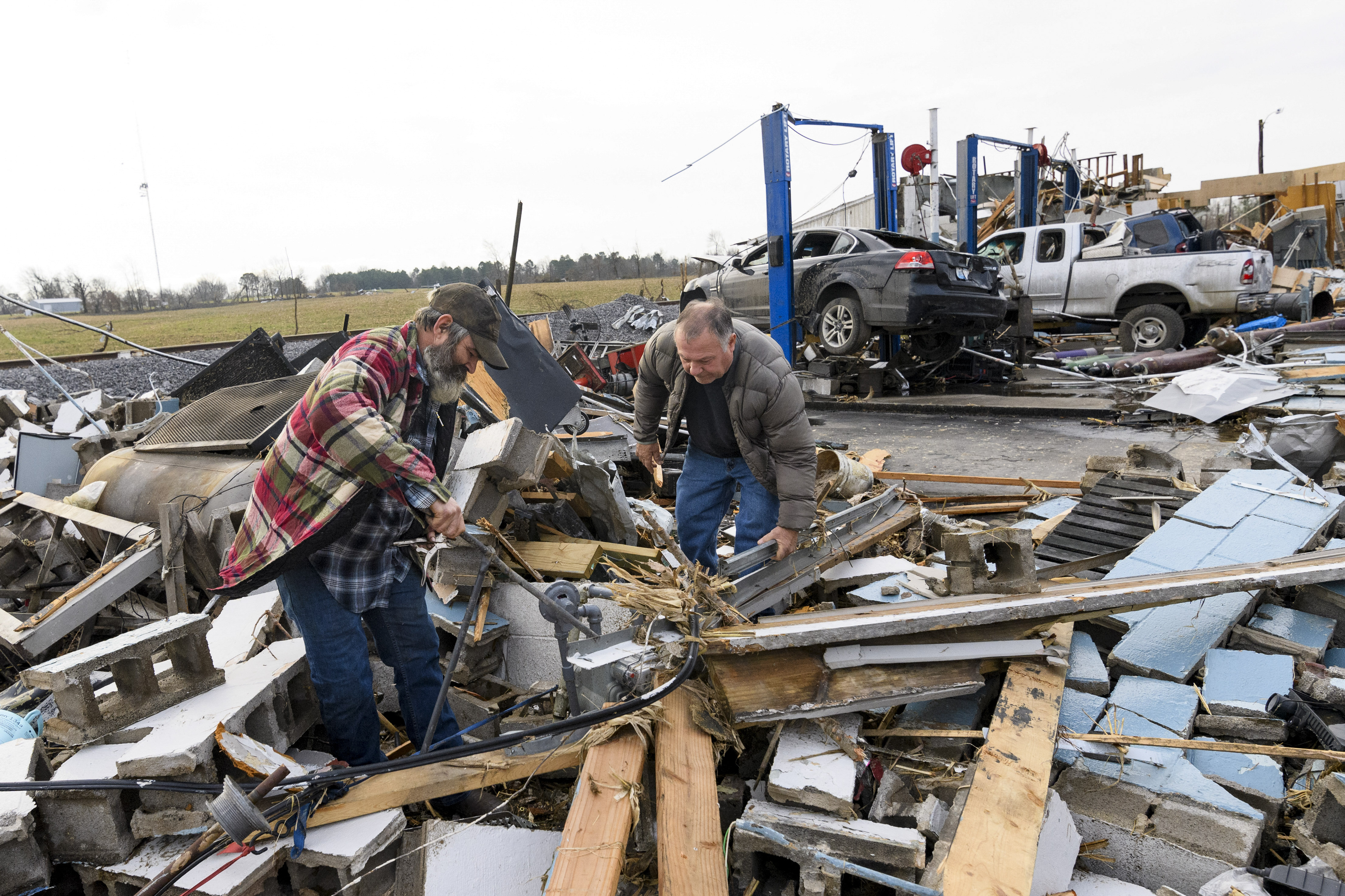 Varios tornados causaron estragos la noche del viernes y la madrugada del sábado en Estados Unidos, dejando al menos 50 muertos en una devastada localidad de Kentucky y un centenar de personas atrapadas en un depósito de Amazon en Illinois.