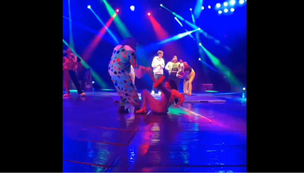 Video: Andrea Valdiri se fue al piso por arriesgado baile en un circo