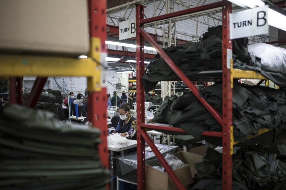 Gobierno asumirá el 50 % de la prima para trabajadores formales de un salario mínimo