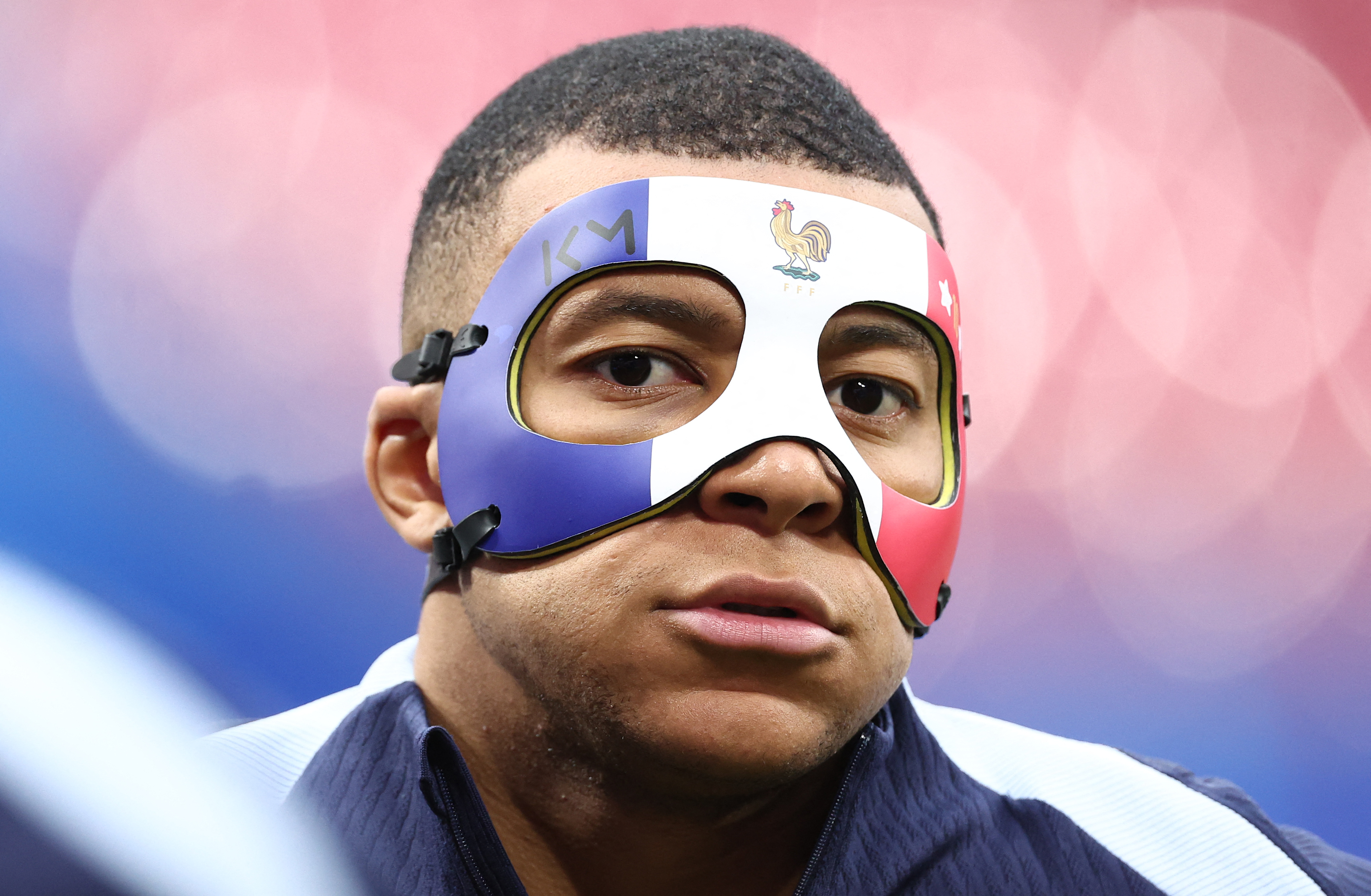 El delantero francés #10 Kylian Mbappé usa una máscara mientras participa en una sesión de entrenamiento MD-1 en el estadio de Leipzig en Leipzig el 20 de junio de 2024, en vísperas de su partido de fútbol del Grupo D de la UEFA Euro 2024 contra Holanda.