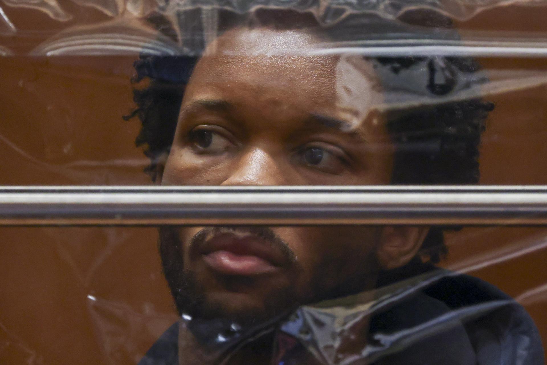 LOS ANGELES (United States), 21/04/2026.- Singer David Anthony Burke, known as D4vd, looks on during his arraignment for the murder of Celeste Rivas Hernandez at the Clara Shortridge Foltz Criminal Justice Center in Los Angeles, California, USA, 20 April 2026. Los Angeles County District Attorney Nathan J. Hochman announced earlier in the day that musician David Anthony Burke, known as D4vd, was charged today with murdering 14-year-old Celeste Rivas Hernandez, whose body was found decomposed and dismembered in his car that had been impounded in September 2025. EFE/EPA/TED SOQUI / POOL
