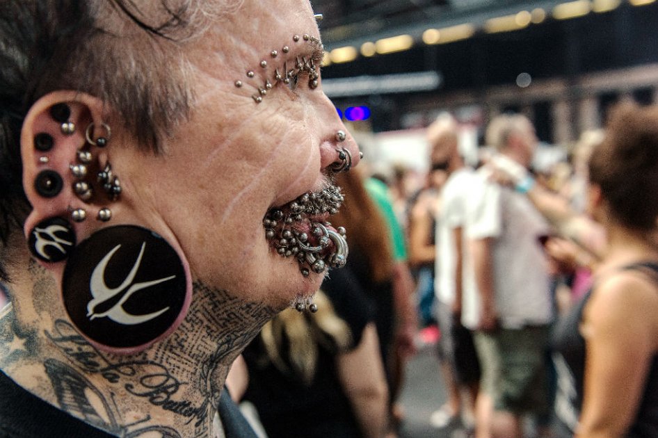 Dubái impide la entrada al país del hombre con más piercings del mundo