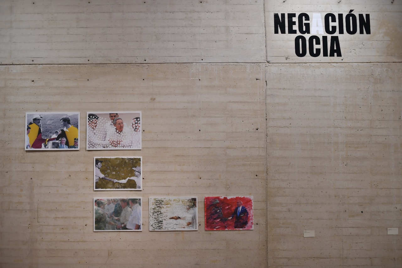 En la parte superior de la foto, una pieza surgida de un lapsus del general Mario Montoya, quien intentó decir “negociación”, pero terminó pronunciando “negación”.