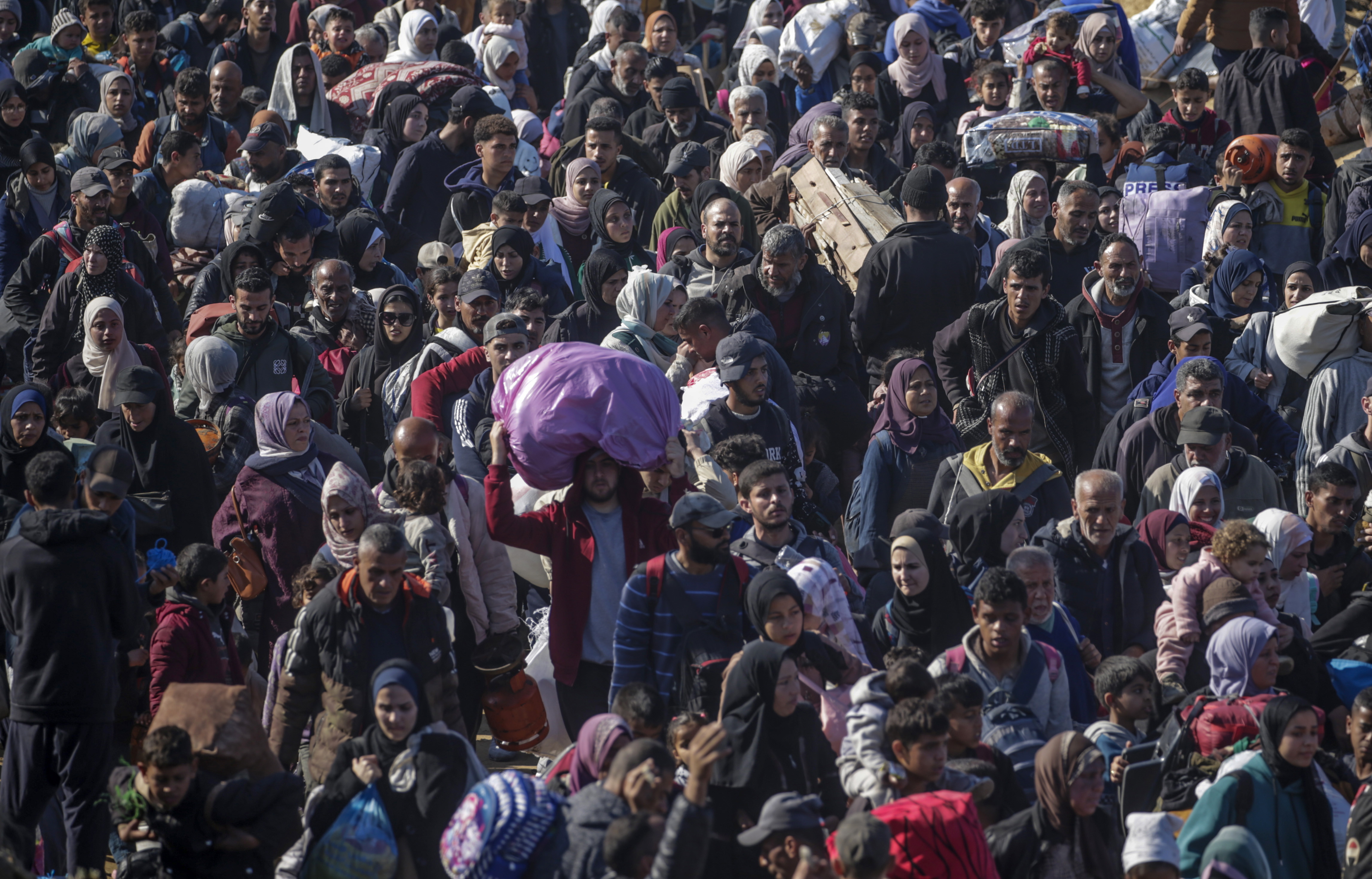 Palestinos intentan regresar al norte de Gaza tras acuerdo entre Israel y Hamás