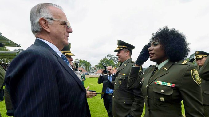 Por primera vez una oficial colombiana logra llevar su pelo afro sin alisar