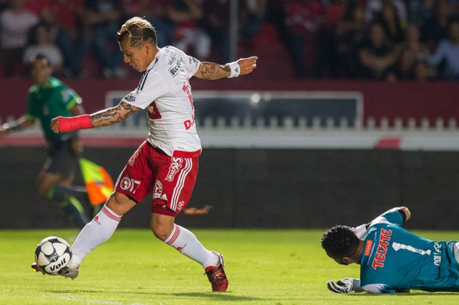 El delantero colombiano de Tijuana, Dayro Moreno (i). / @Xolos