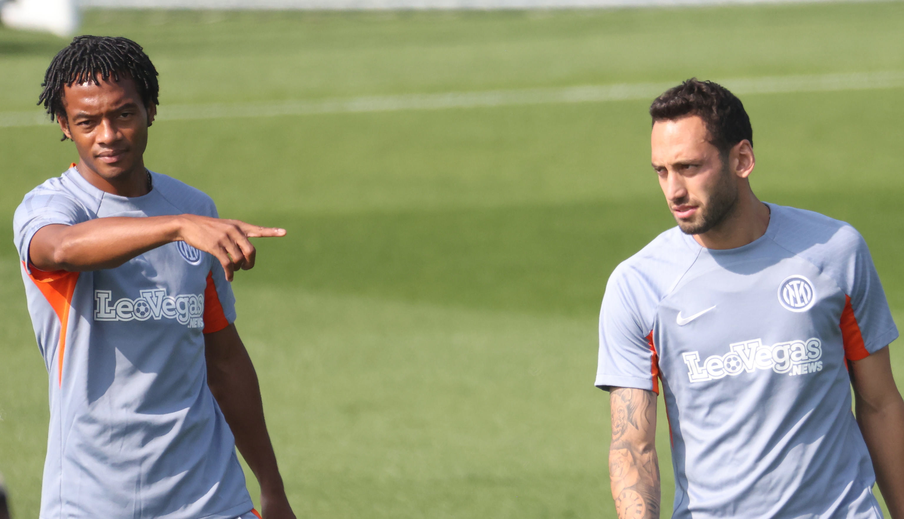 Appiano Gentile (Italy), 02/10/2023.- Inter Milan's Juan Cuadrado (L) and Hakan Calhanoglu attend the team's training session in Appiano Gentile, northern Italy, 02 October 2023. Inter will face Benfica SL on 03 October in a UEFA Champions League group stage match. (Liga de Campeones, Italia) EFE/EPA/MATTEO BAZZI