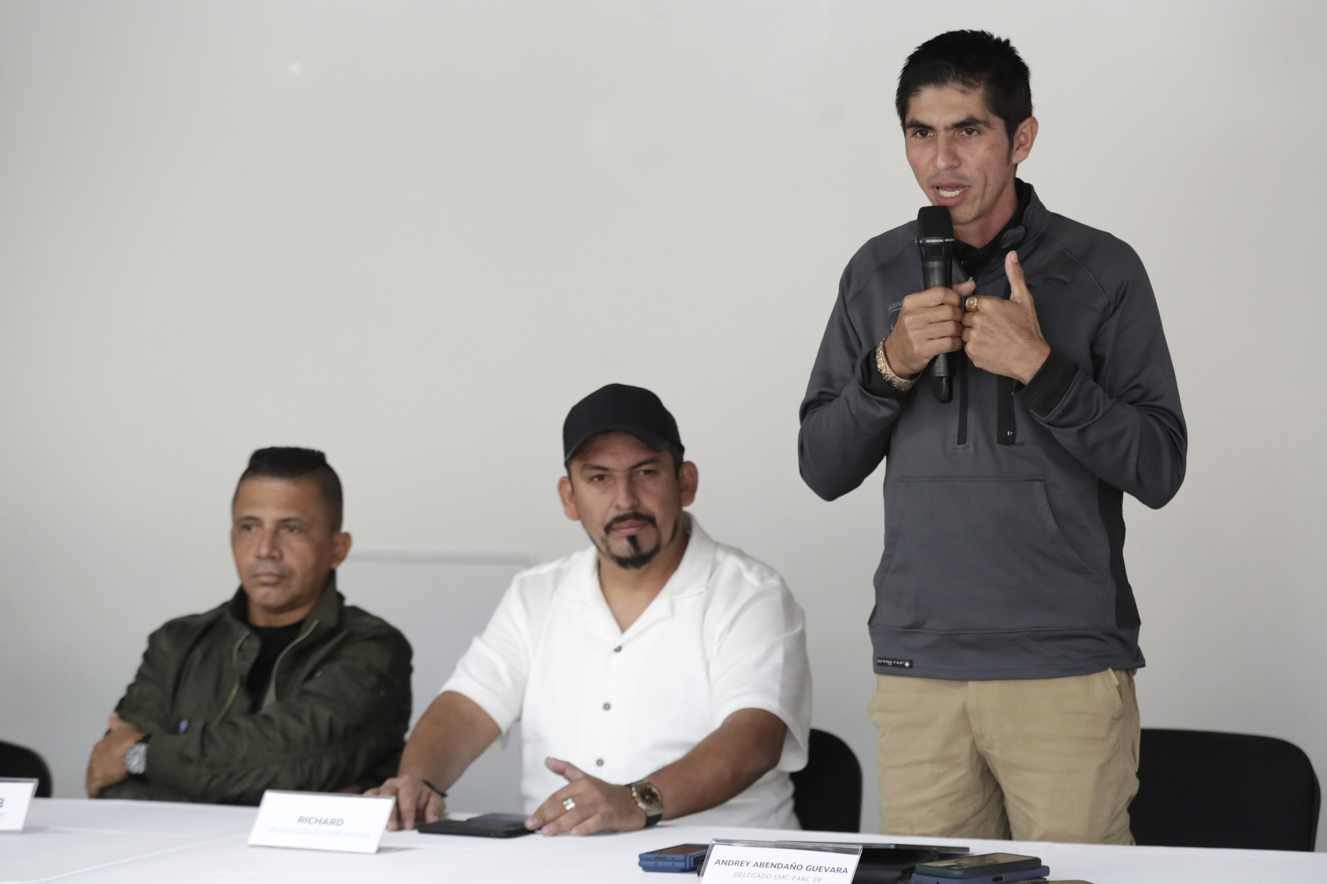 BOG400. BOGOTÁ (COLOMBIA), 11/10/2024.- El delegado de las EMC -FARC EP Andrey Avendaño (d), habla durante la instalación del VI ciclo de diálogos de paz con el Estado Mayor Central, este viernes en Bogotá (Colombia). El Gobierno de Colombia y tres bloques del dividido Estado Mayor Central (EMC), la mayor disidencia de las antiguas FARC, arrancó este viernes en Bogotá el VI ciclo de diálogos de paz con varios puntos en la agenda, entre ellos la posibilidad de extender el cese el fuego bilateral que acaba el próximo 15 de octubre. EFE/ Carlos Ortega