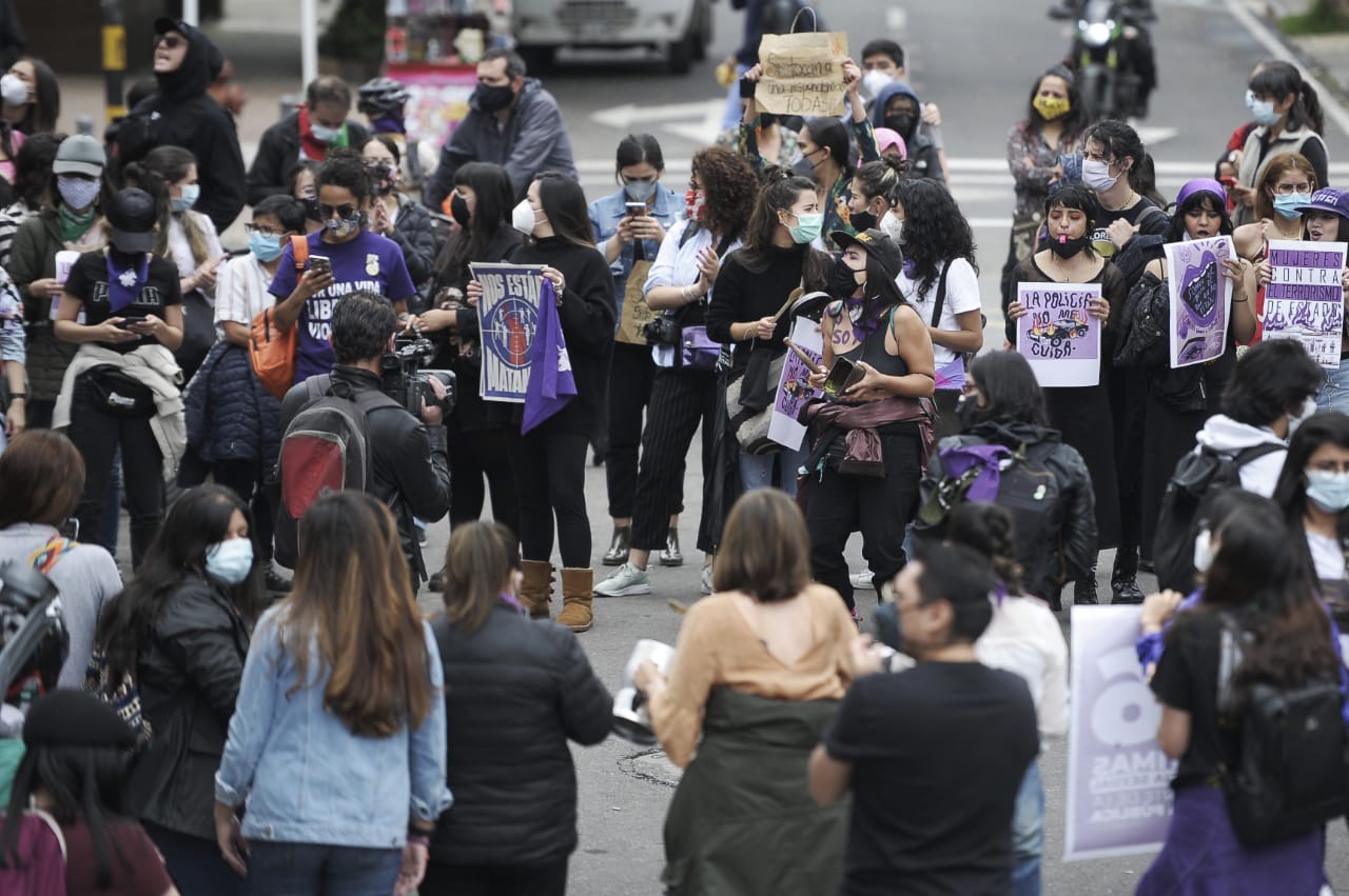 El plantón fue pacífico y transcurrió en calma, pero se espera que a lo largo de la tarde se realicen otras protestas similares en los diferentes puntos de convocatoria que son, en su mayoría, no mixtos, es decir, en los que no aceptarán la presencia de hombres.