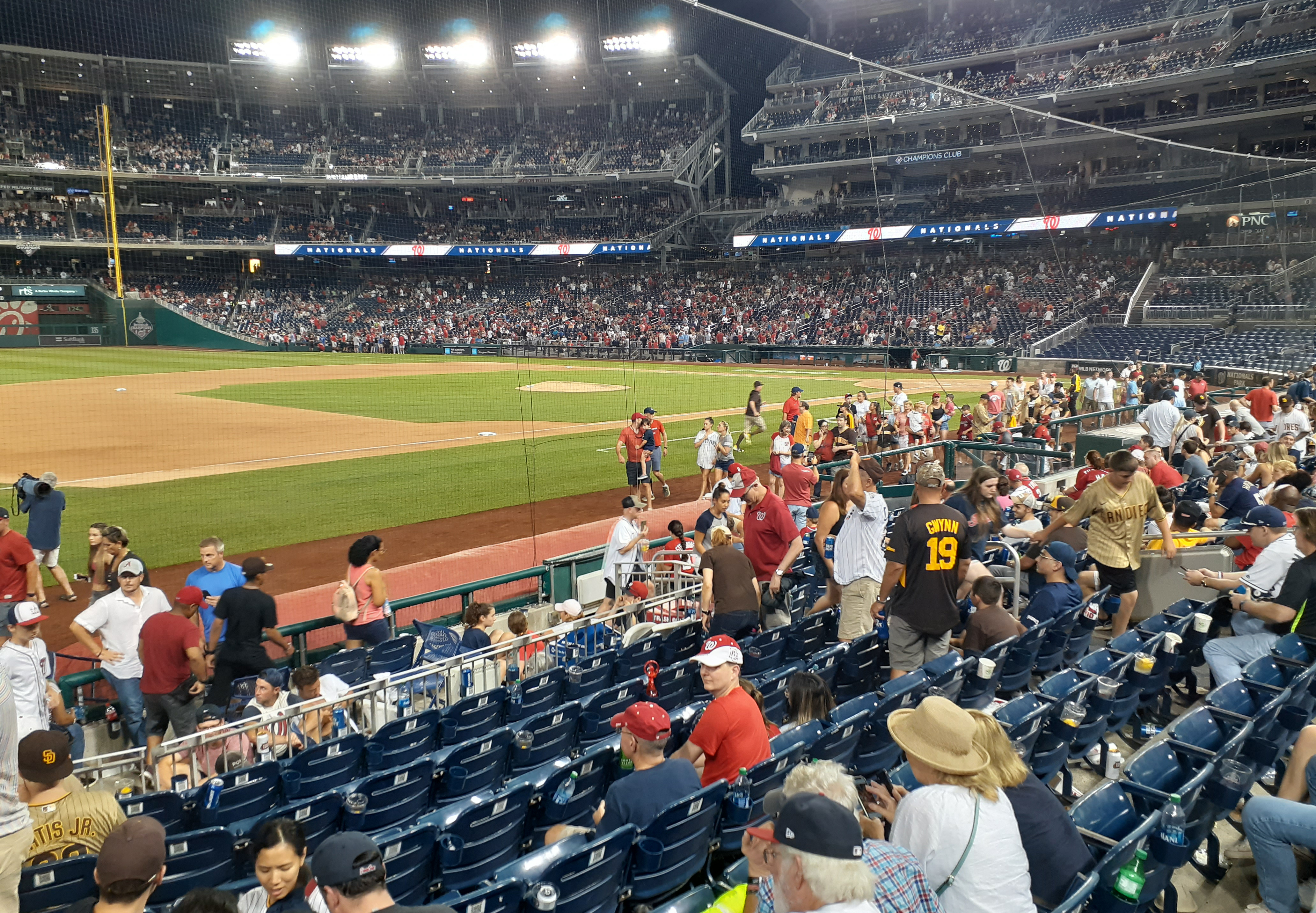 Lo que se sabe del tiroteo afuera de un estadio de béisbol en Washington (EE. UU.)