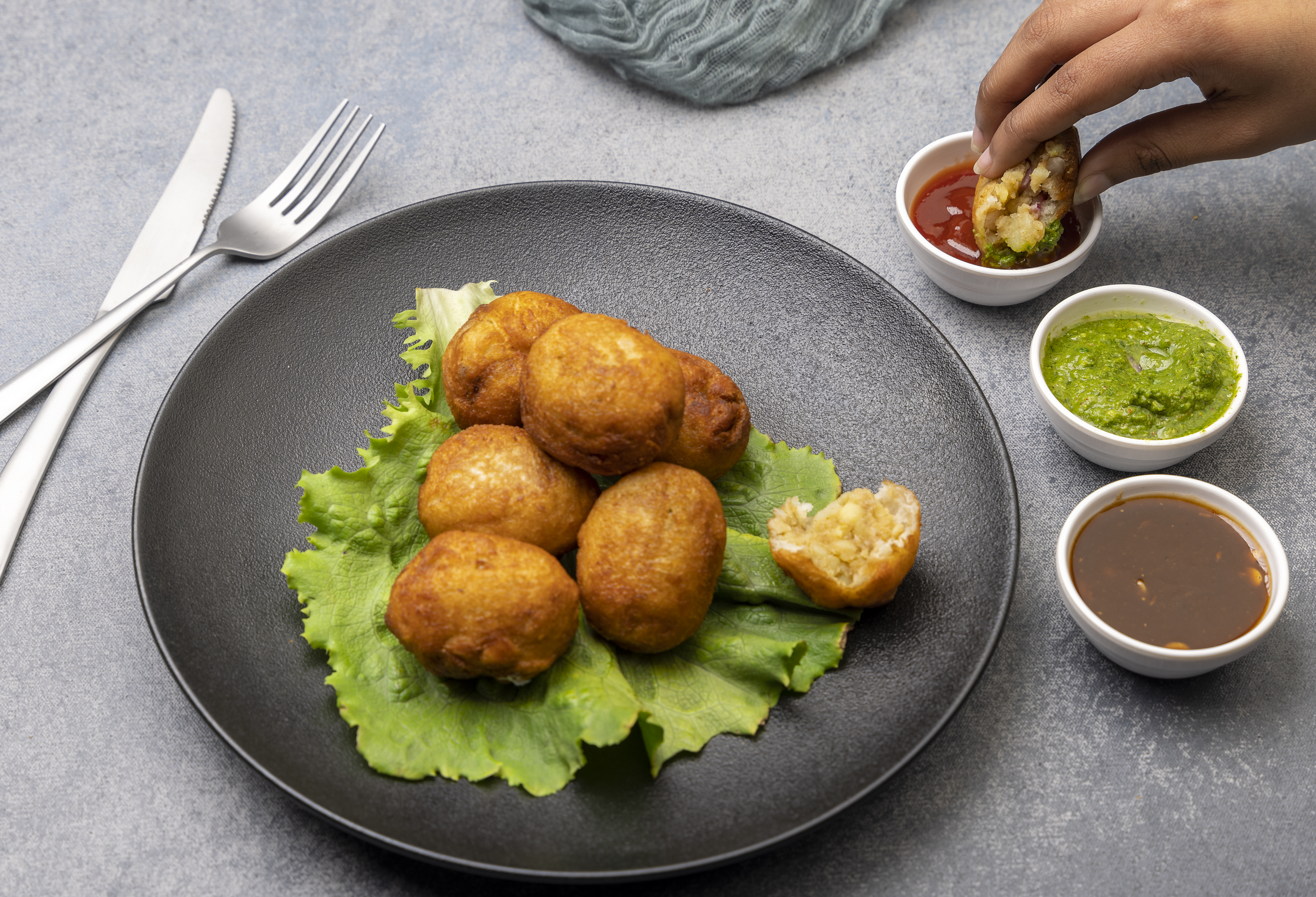 Bolitas de plátano maduro rellenas de queso y tocineta