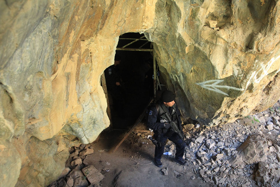 Policías federales custodian las cuevas ubicadas en la sierra de Aguilillas, donde se escondía el capo ‘La Tuta’. / EFE