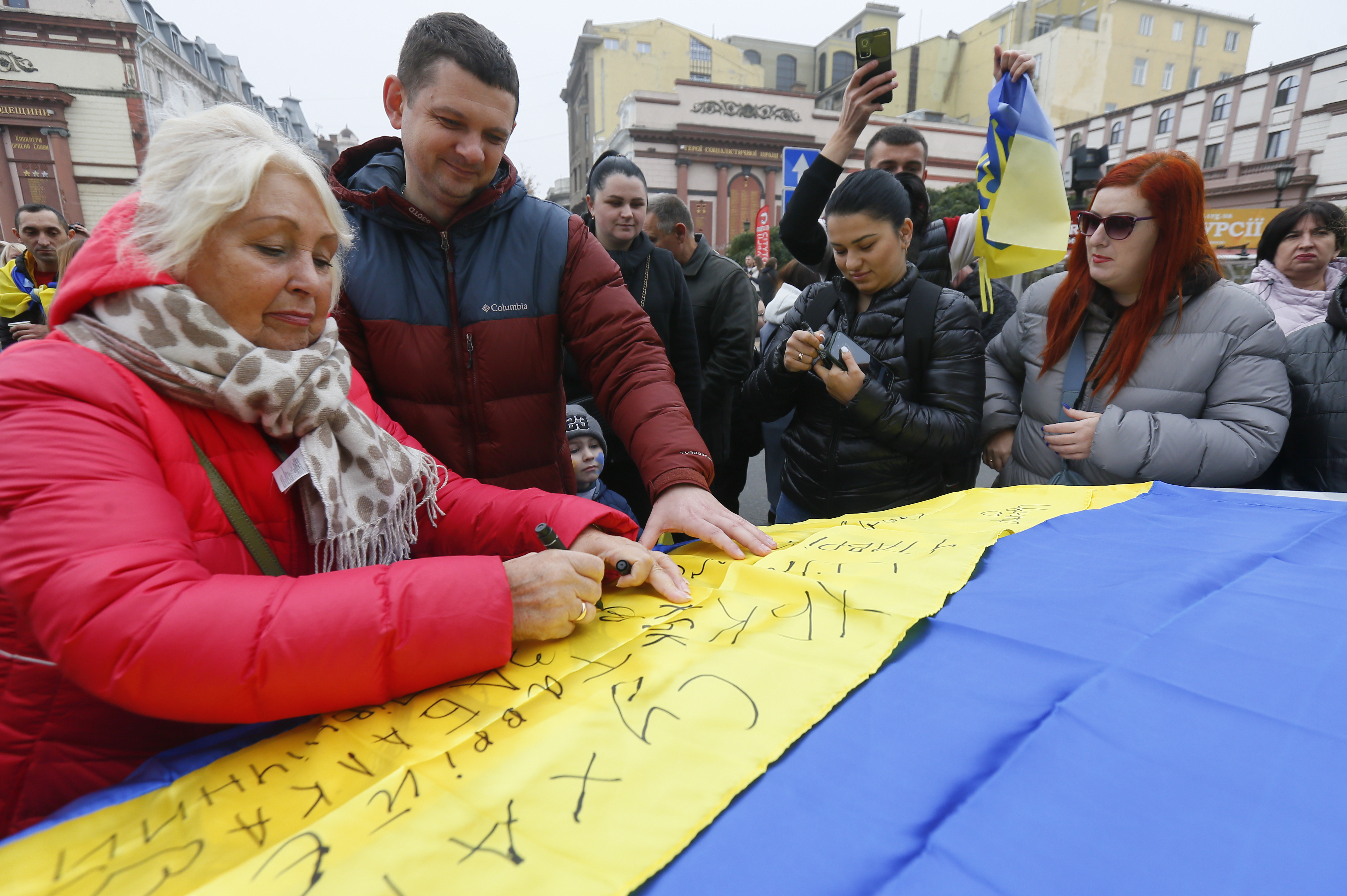 Odesa (Ukraine), 12/11/2022.- Ukrainians who lived in Kherson and left it due to the Russian occupation, celebrate in downtown of the South Ukrainian city of Odesa, 12 November 2022. Ukrainian troops came into Kherson on 11 November to continue to retake the South of Ukraine from Russian troops. Russian troops entered Ukraine on 24 February 2022 starting a conflict that has provoked destruction and a humanitarian crisis. (Rusia, Ucrania) EFE/EPA/STR