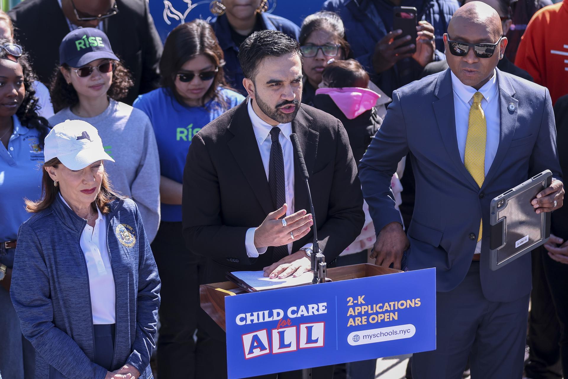 NEW YORK (United States), 02/06/2026.- New York City Mayor Zohran Mamdani (C) speaks during a press conference to make a childcare announcement at a playground in the Queens borough of New York, New York, USA, 02 June 2026. New York City launches its 2-K program application process on 02 June, offering free, high-quality childcare to two-year-olds across all five boroughs. (Nueva York) EFE/EPA/SARAH YENESEL
