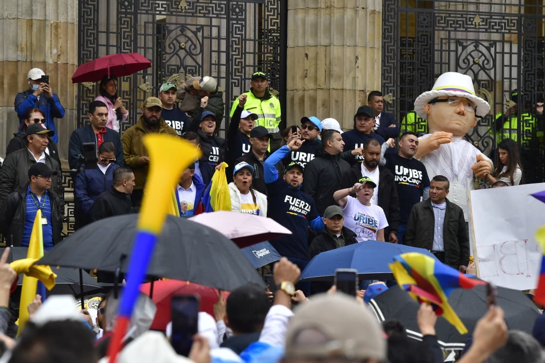 Así se viven las marchas en rechazo a la condena contra el expresidente Álvaro Uribe.