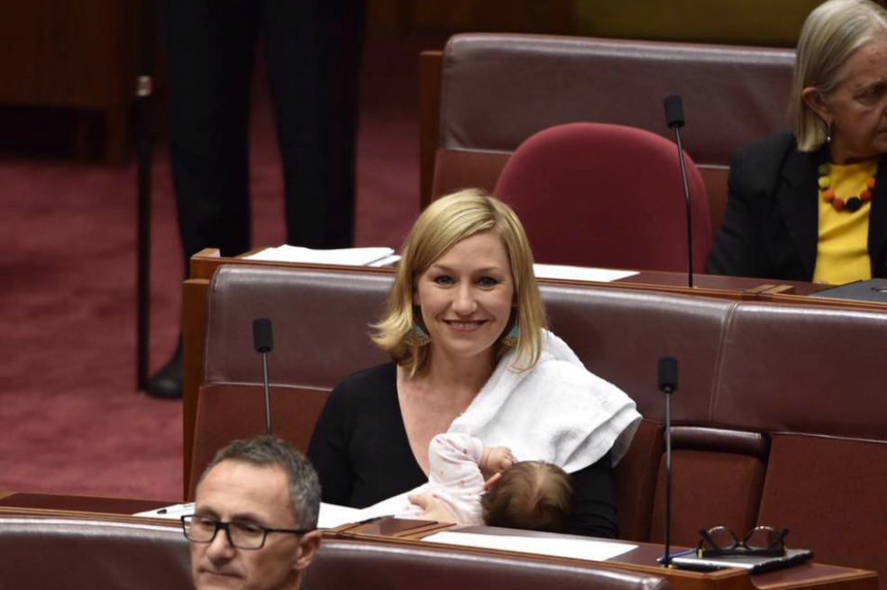 Senadora australiana hace historia al amamantar a su bebé en el Parlamento